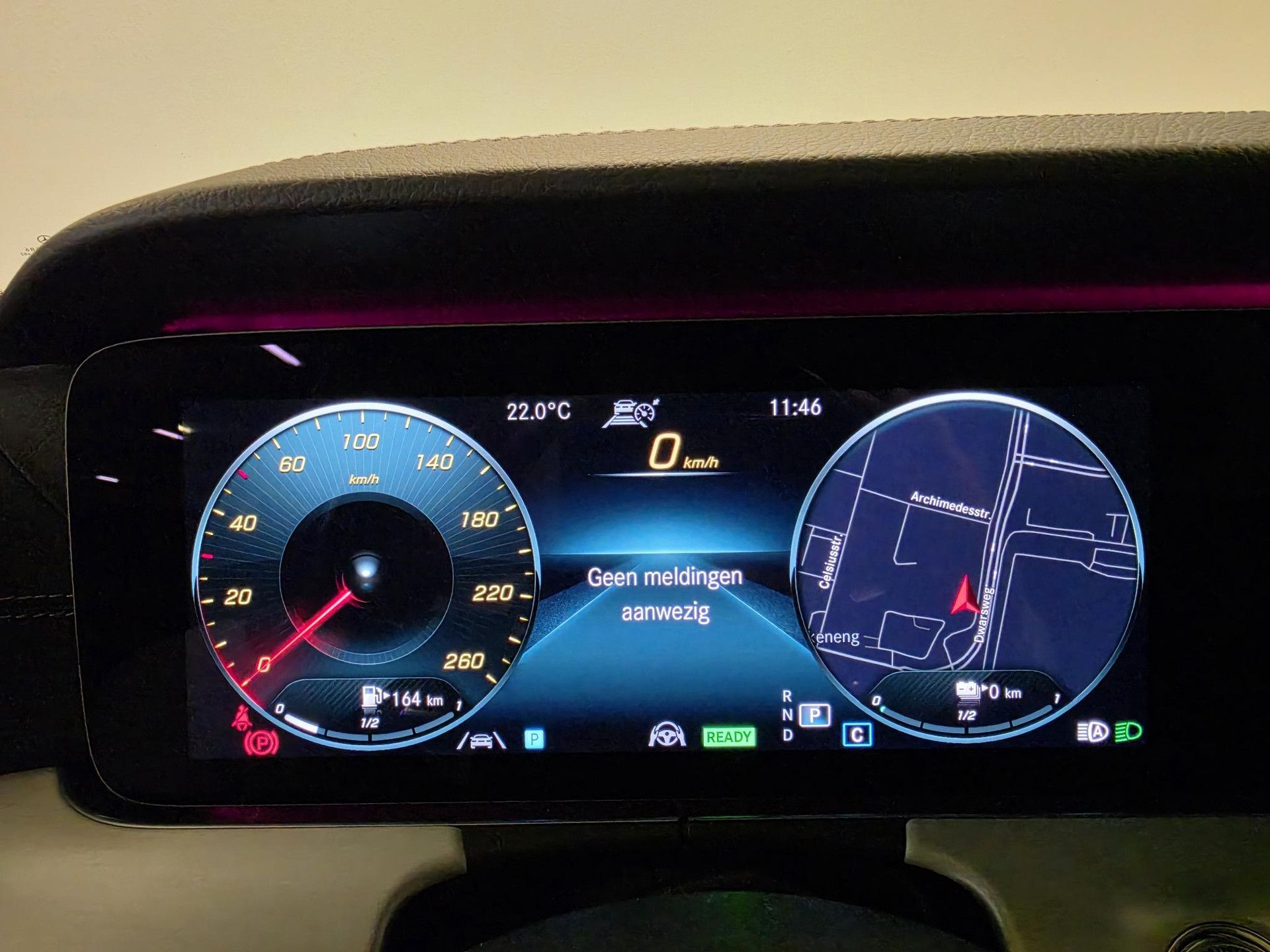 Mercedes-Benz E-Klasse met kenteken R-778-XZ – dashboard