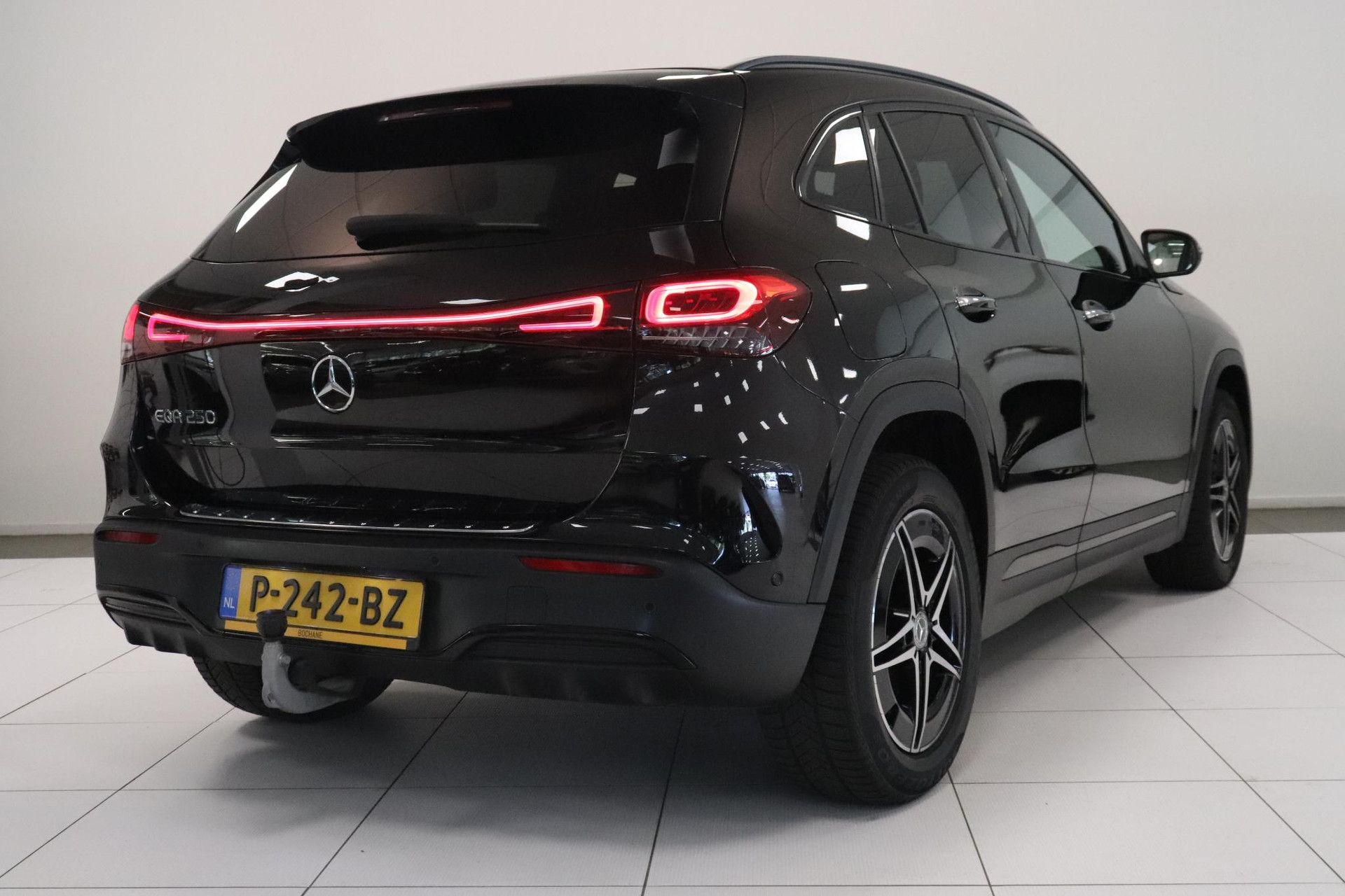 Mercedes-Benz EQA met kenteken P-242-BZ – achteraanzicht