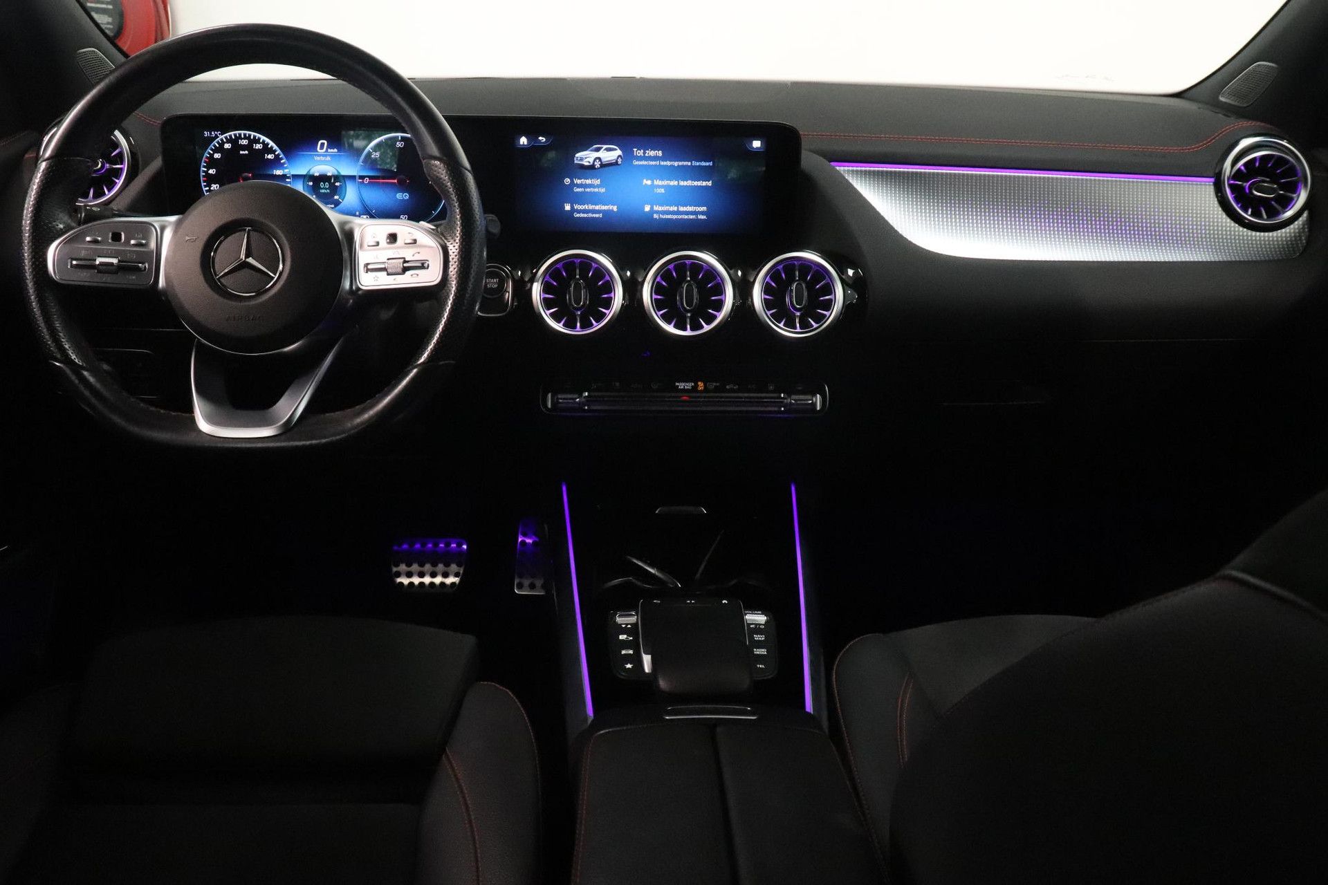Mercedes-Benz EQA met kenteken P-242-BZ – interieur