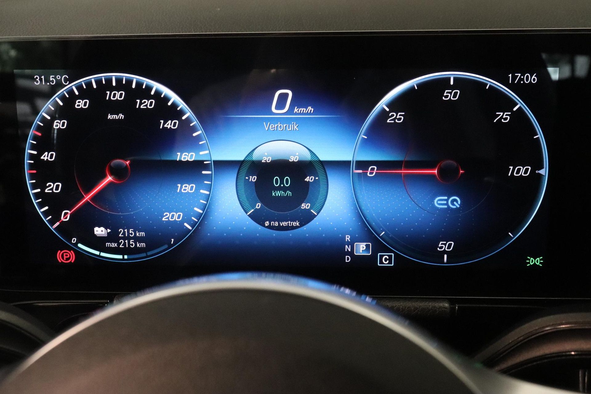 Mercedes-Benz EQA met kenteken P-242-BZ – dashboard