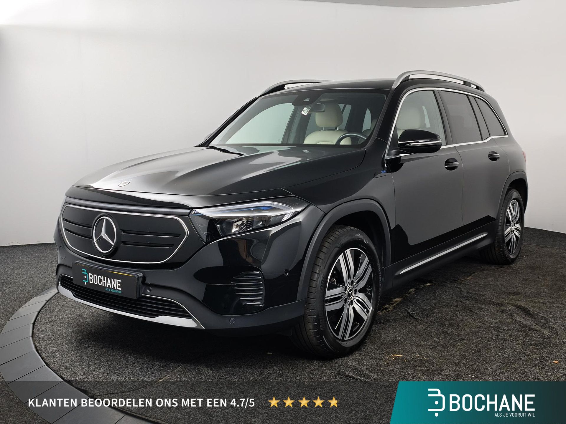 Mercedes-Benz EQB met kenteken R-009-LF – vooraanzicht