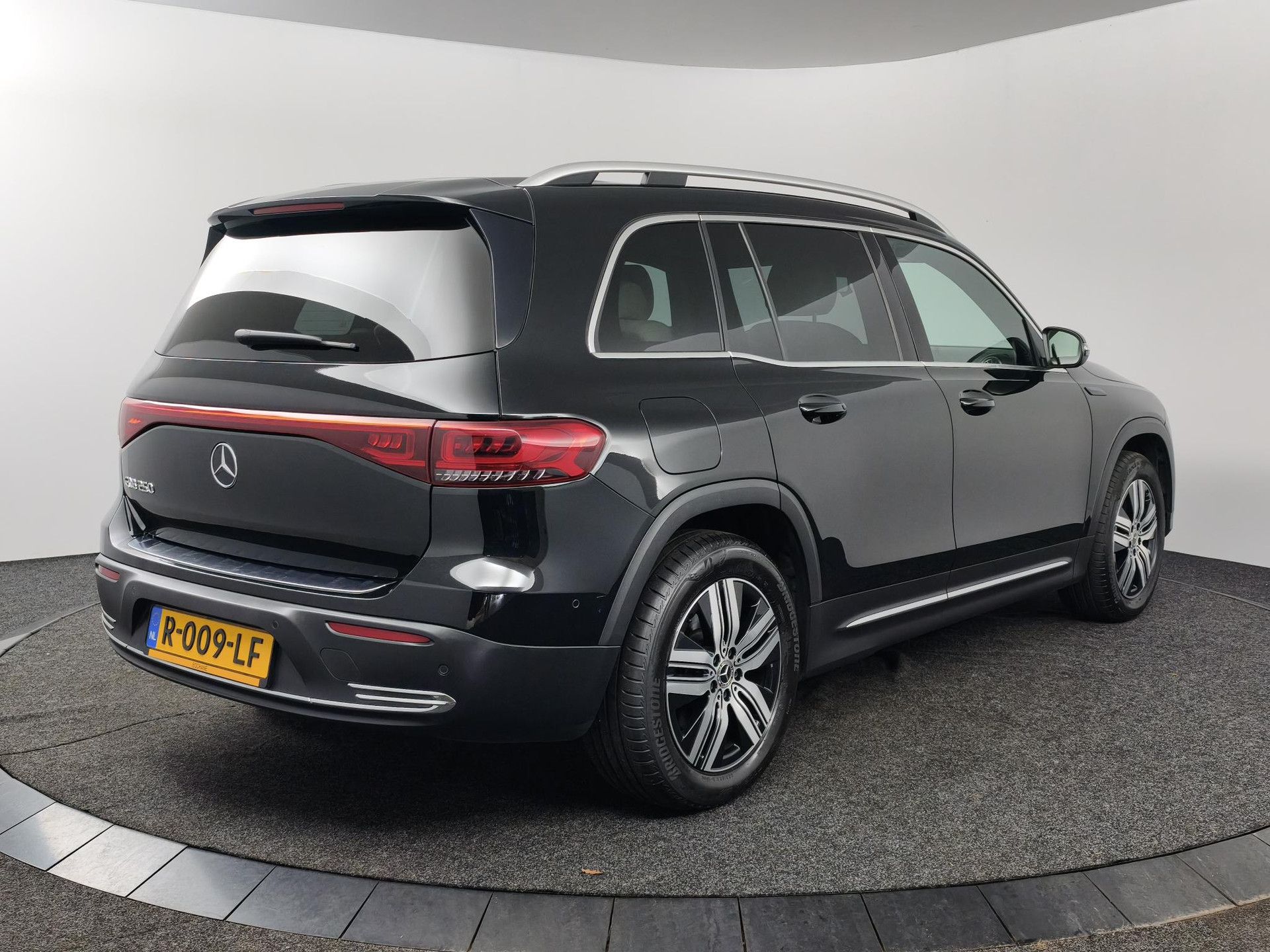 Mercedes-Benz EQB met kenteken R-009-LF – achteraanzicht