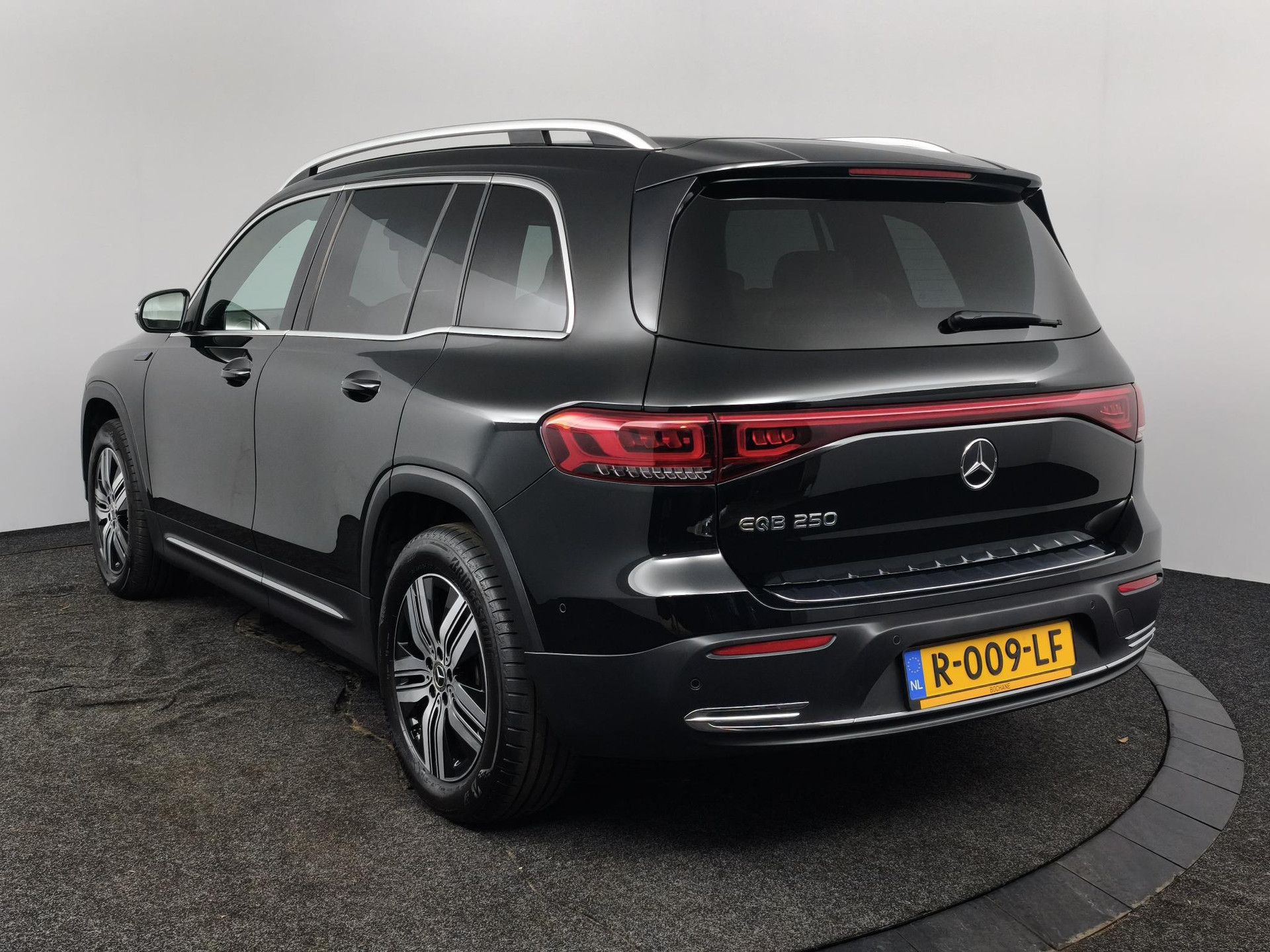 Mercedes-Benz EQB met kenteken R-009-LF – detailfoto