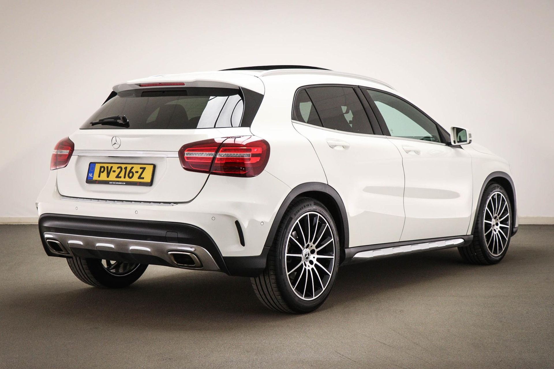 Mercedes-Benz GLA met kenteken PV-216-Z – achteraanzicht