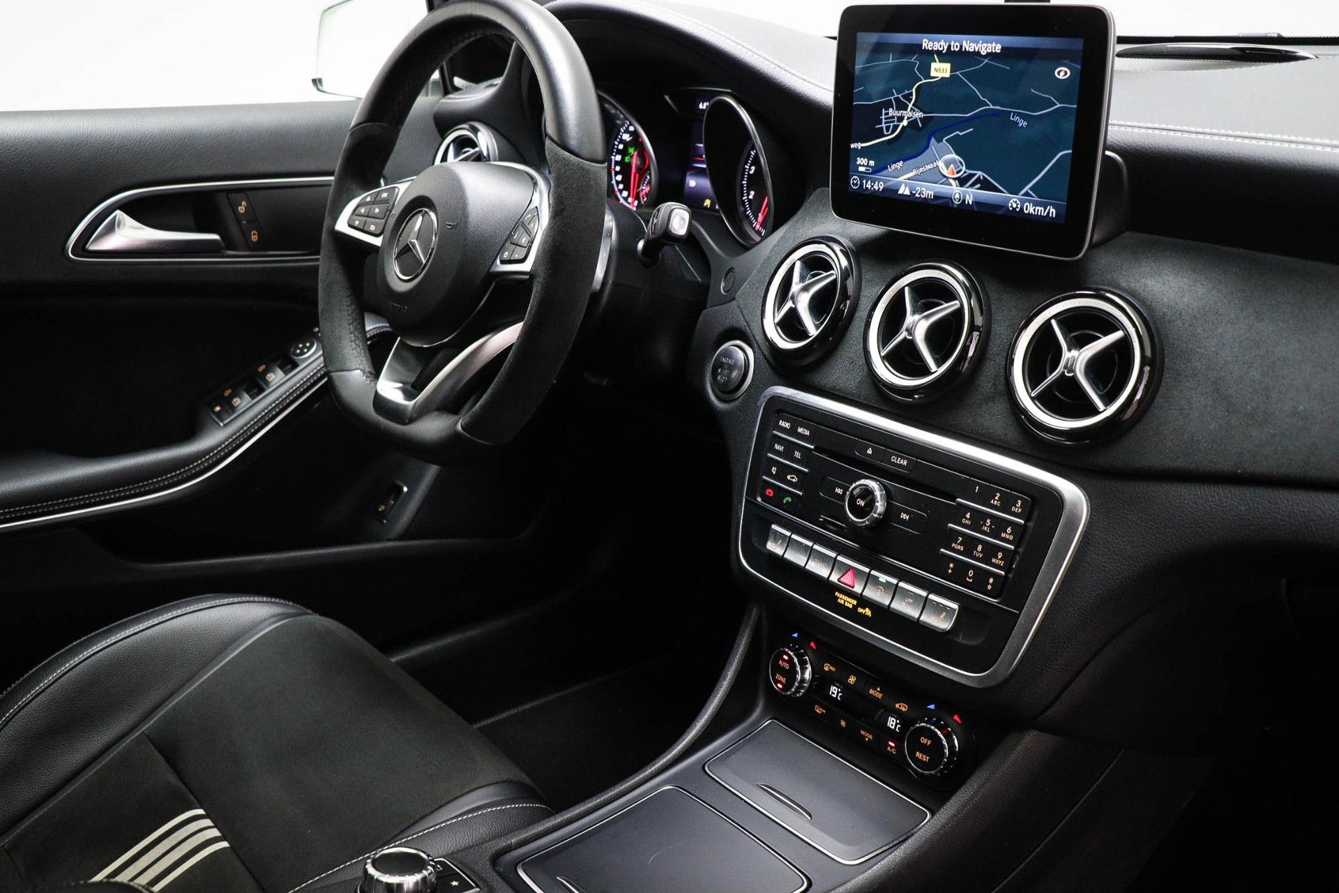 Mercedes-Benz GLA met kenteken PV-216-Z – interieur