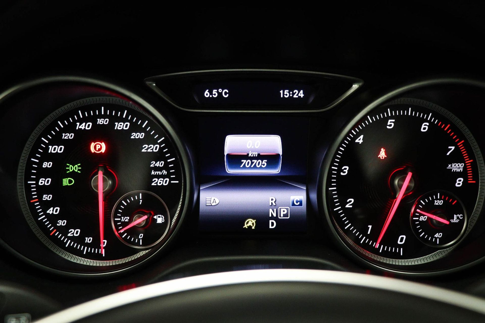 Mercedes-Benz GLA met kenteken PV-216-Z – dashboard