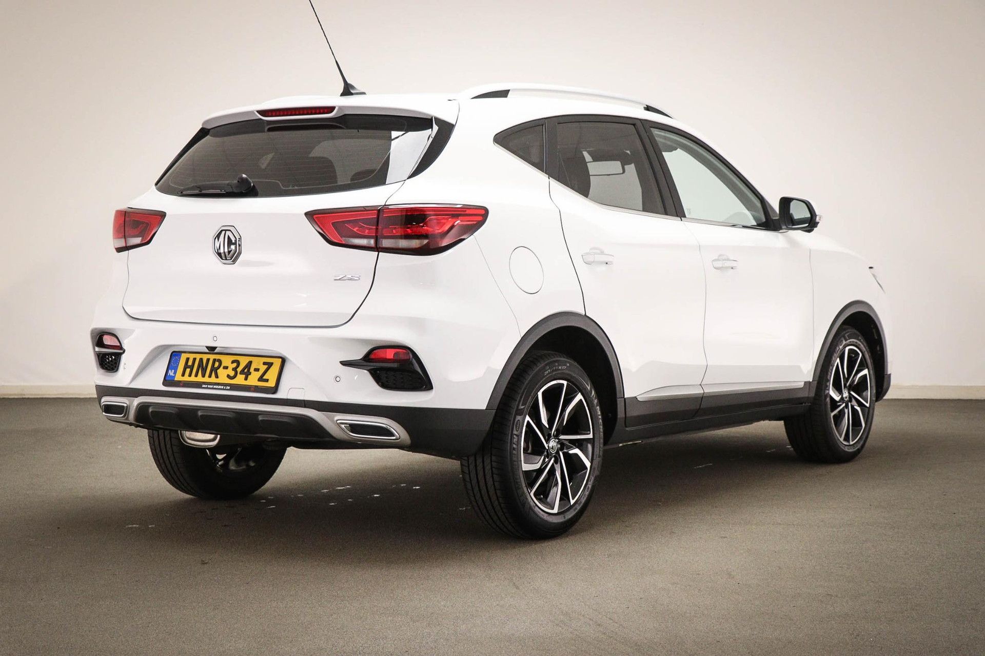 MG ZS met kenteken HNR-34-Z – achteraanzicht