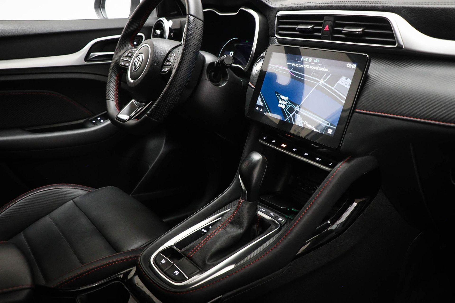 MG ZS met kenteken HNR-34-Z – interieur