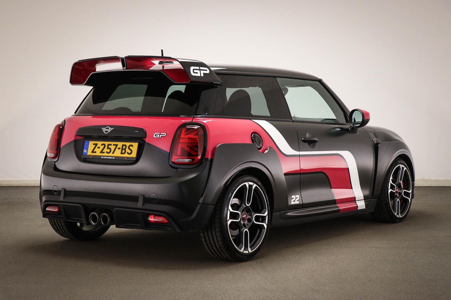 MINI 3-Deurs met kenteken Z-257-BS – achteraanzicht
