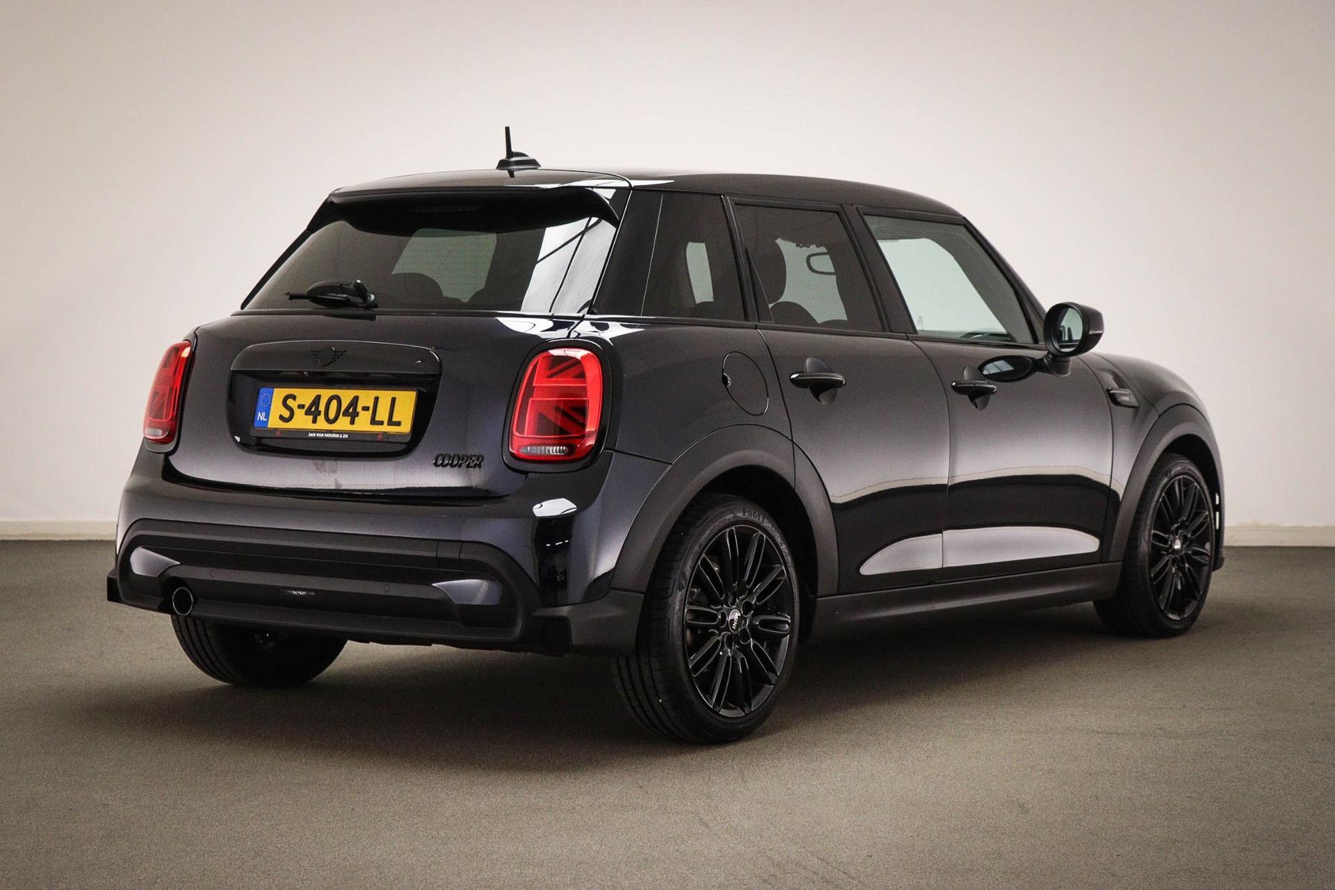 MINI 5-Deurs met kenteken S-404-LL – achteraanzicht