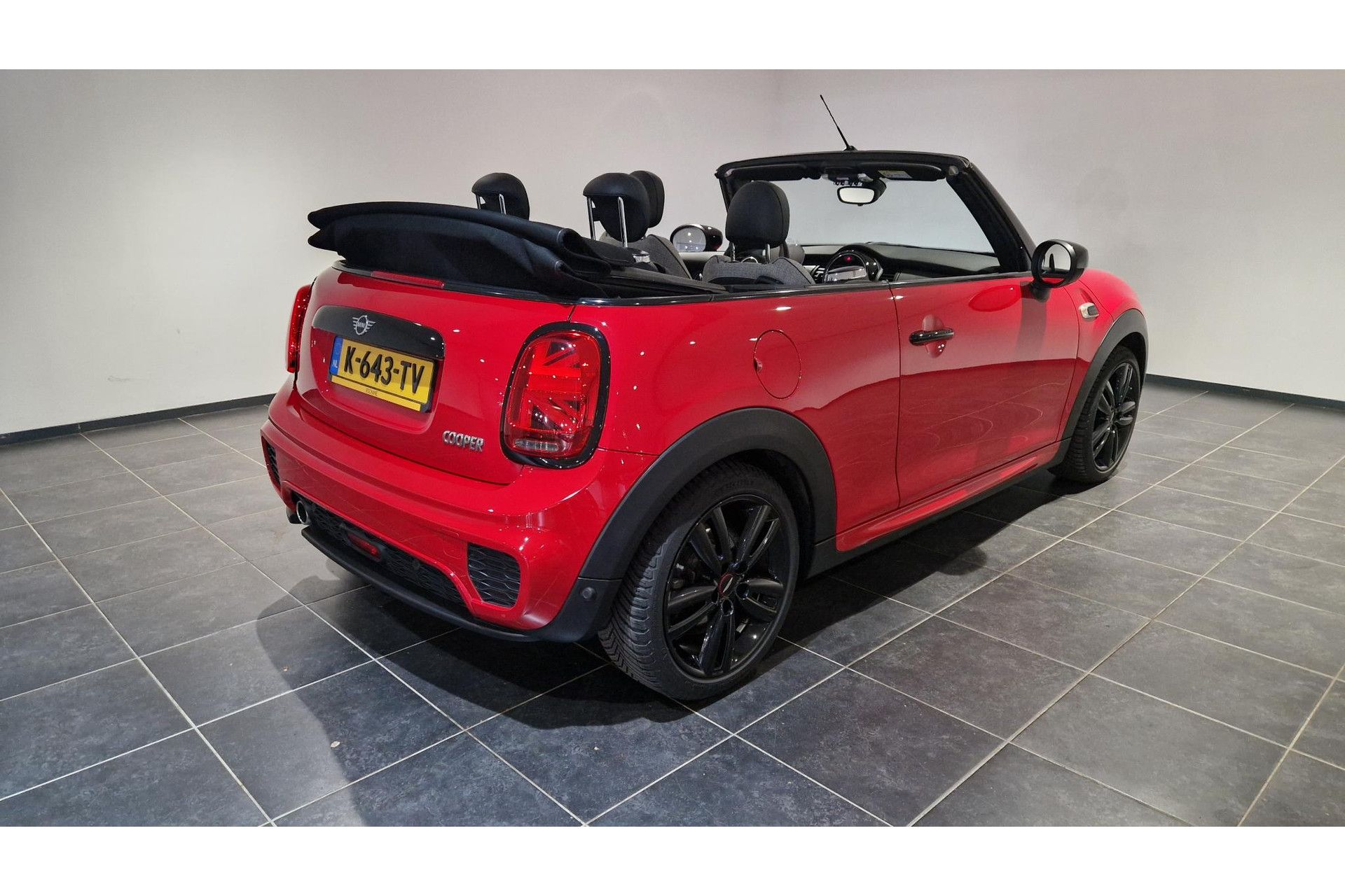 MINI CooperCabrio met kenteken K-643-TV – achteraanzicht