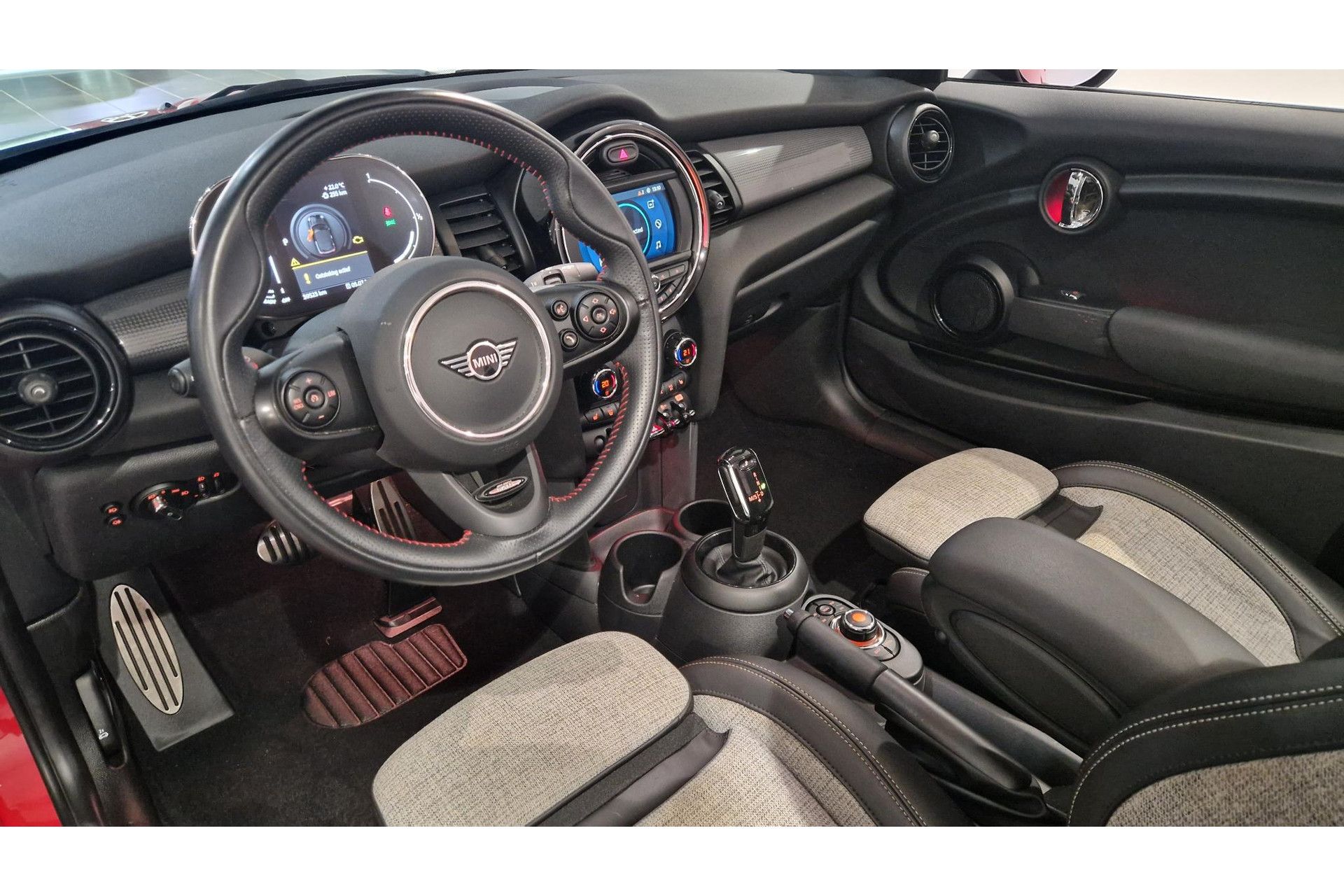 MINI CooperCabrio met kenteken K-643-TV – interieur