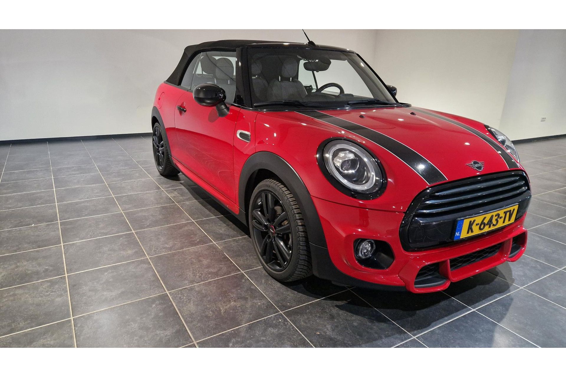 MINI CooperCabrio met kenteken K-643-TV – detailfoto