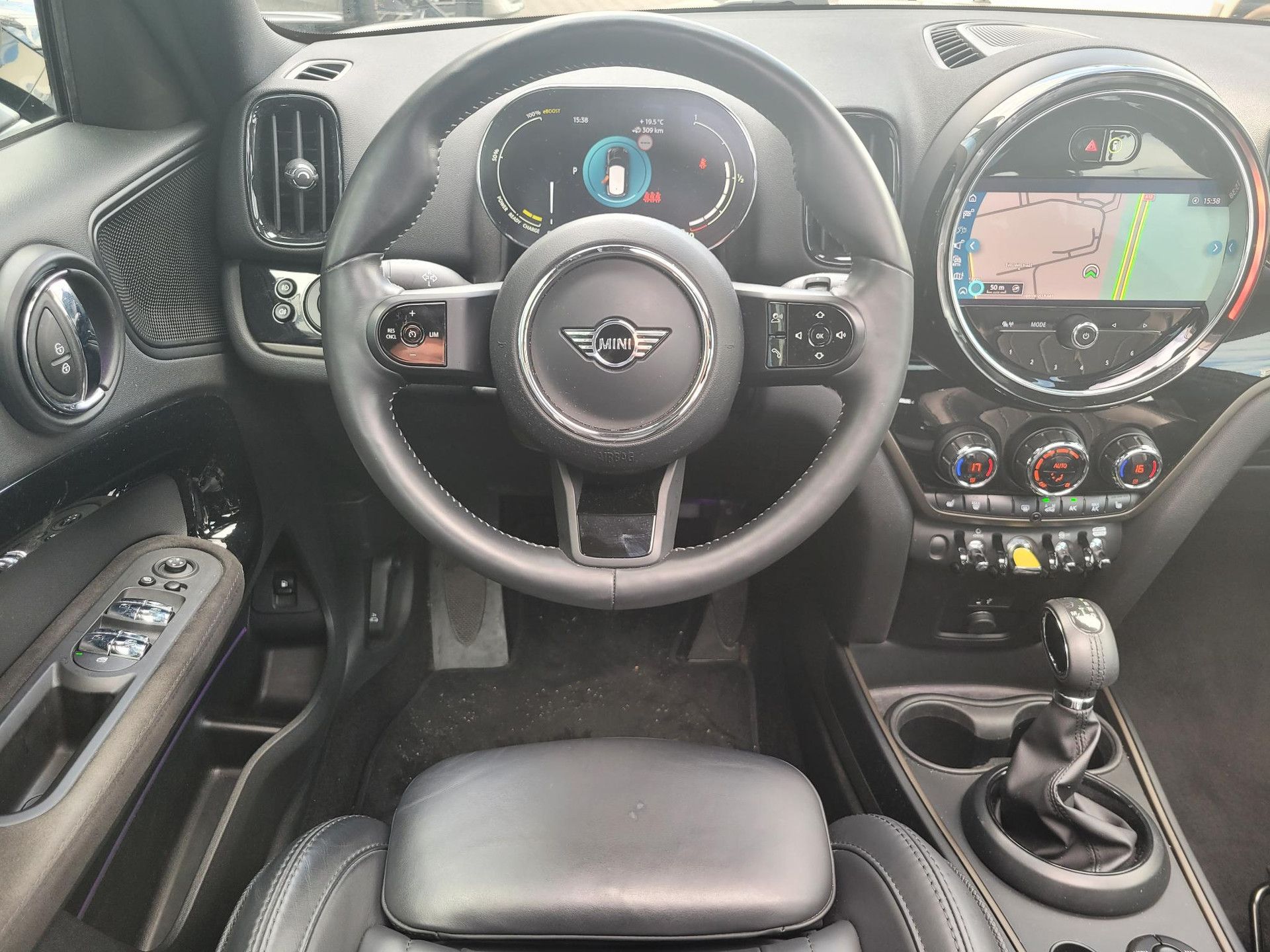 MINI Countryman met kenteken N-855-LS – interieur