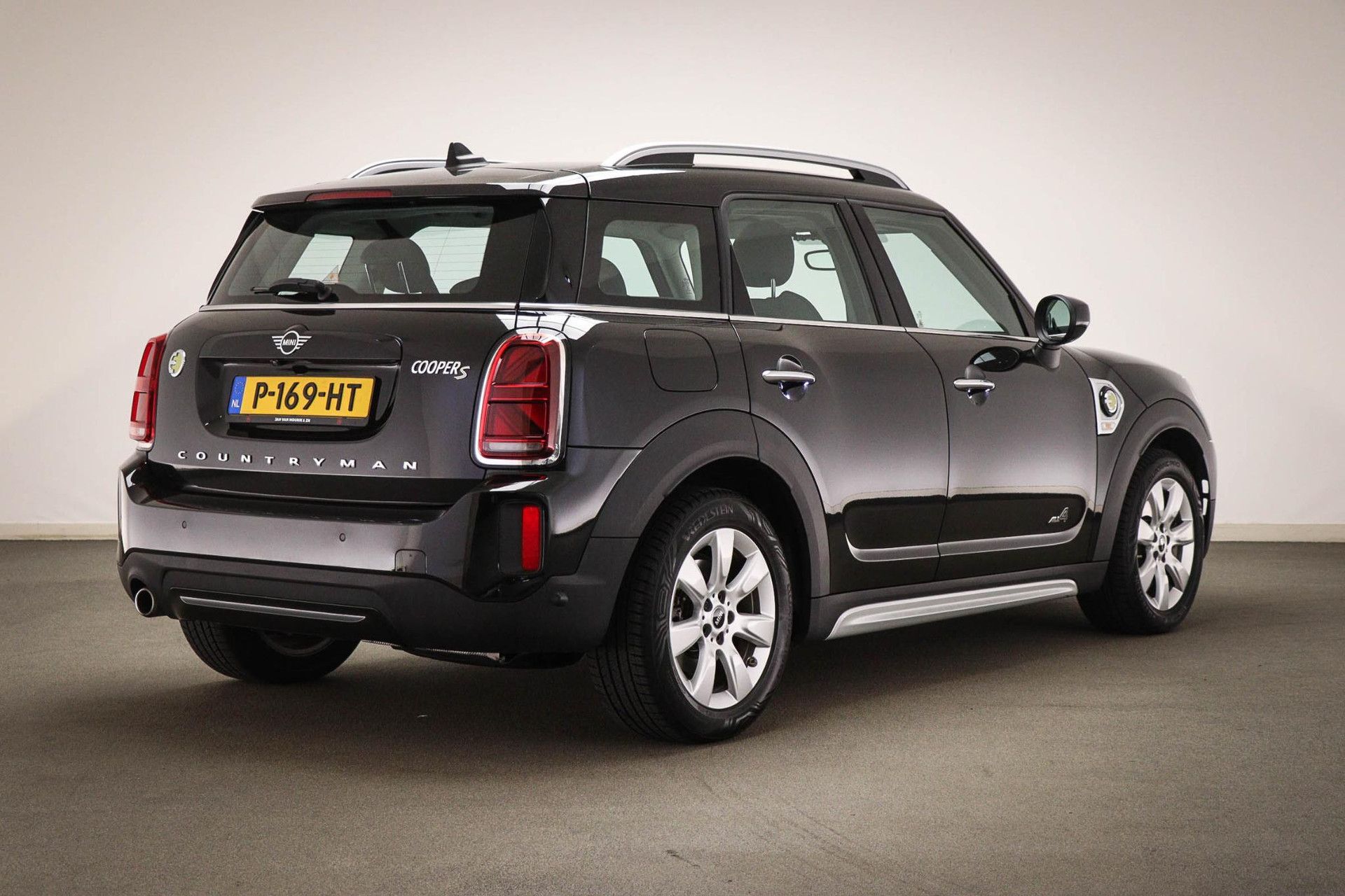 MINI Countryman met kenteken P-169-HT – achteraanzicht