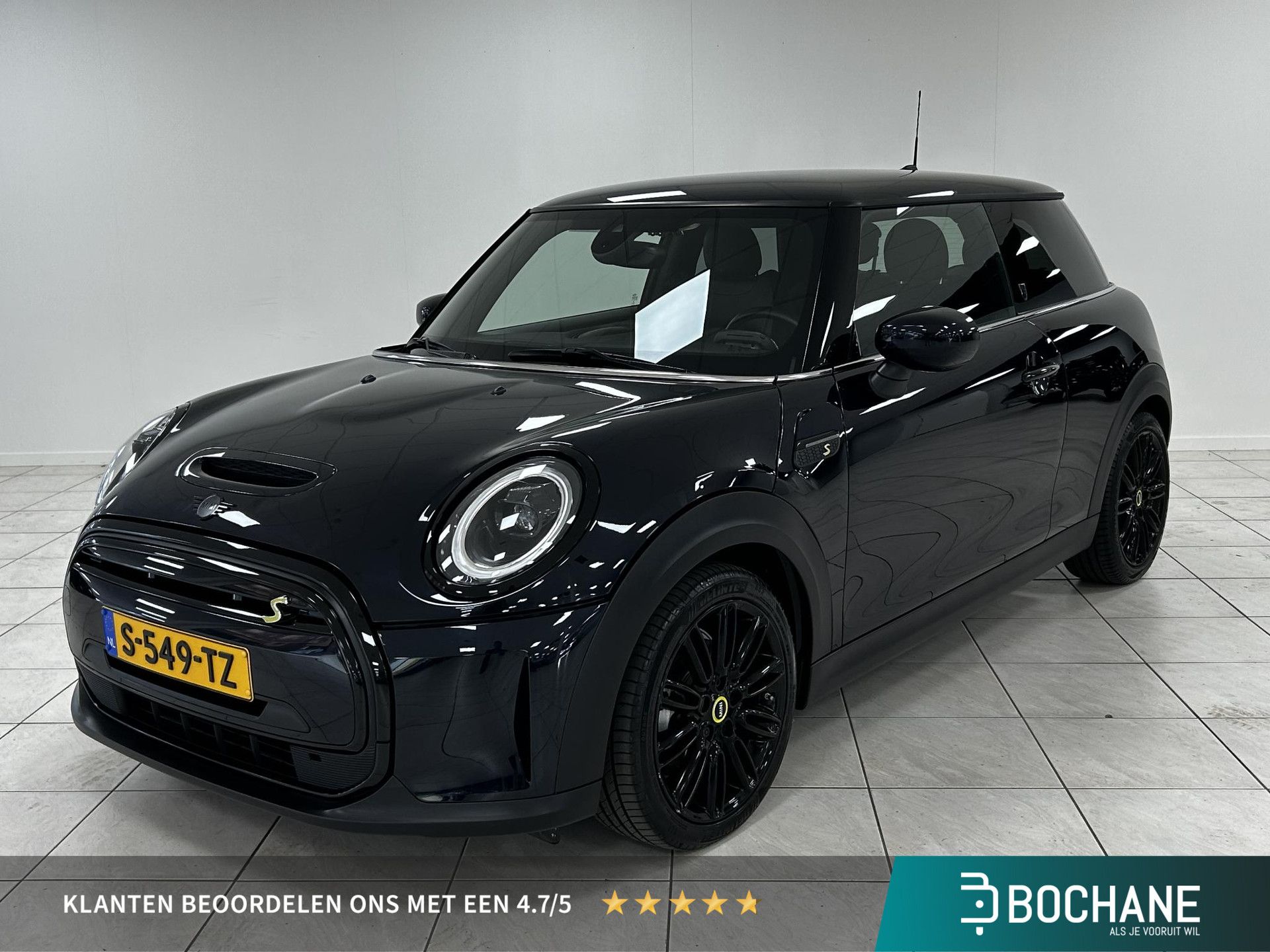 MINI Electric met kenteken S-549-TZ – vooraanzicht