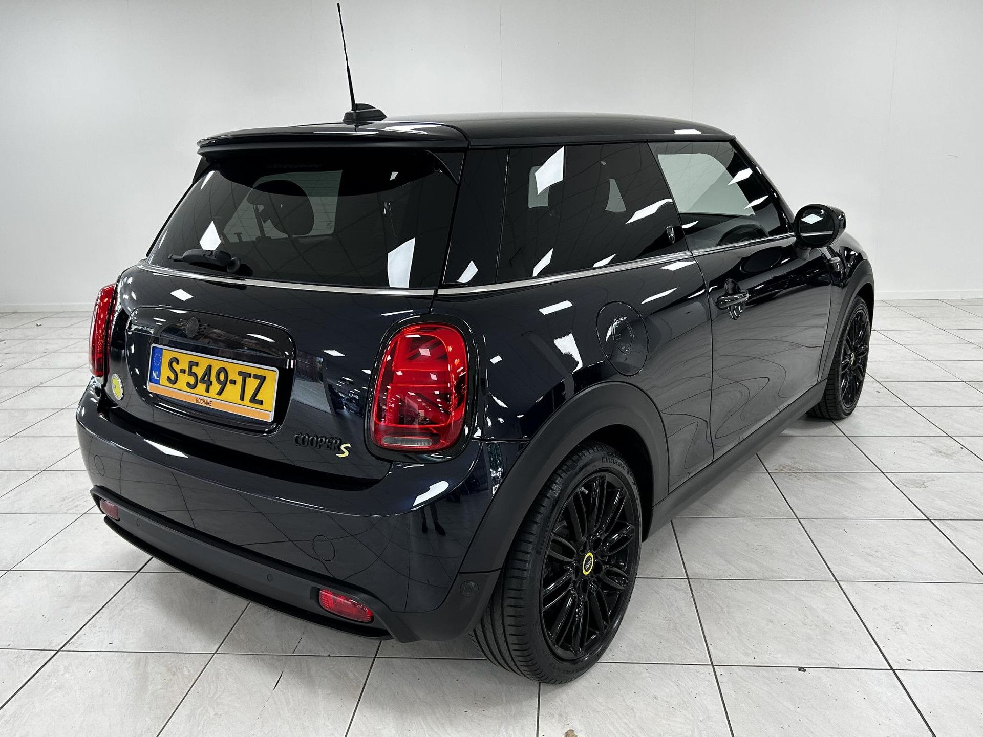 MINI Electric met kenteken S-549-TZ – achteraanzicht