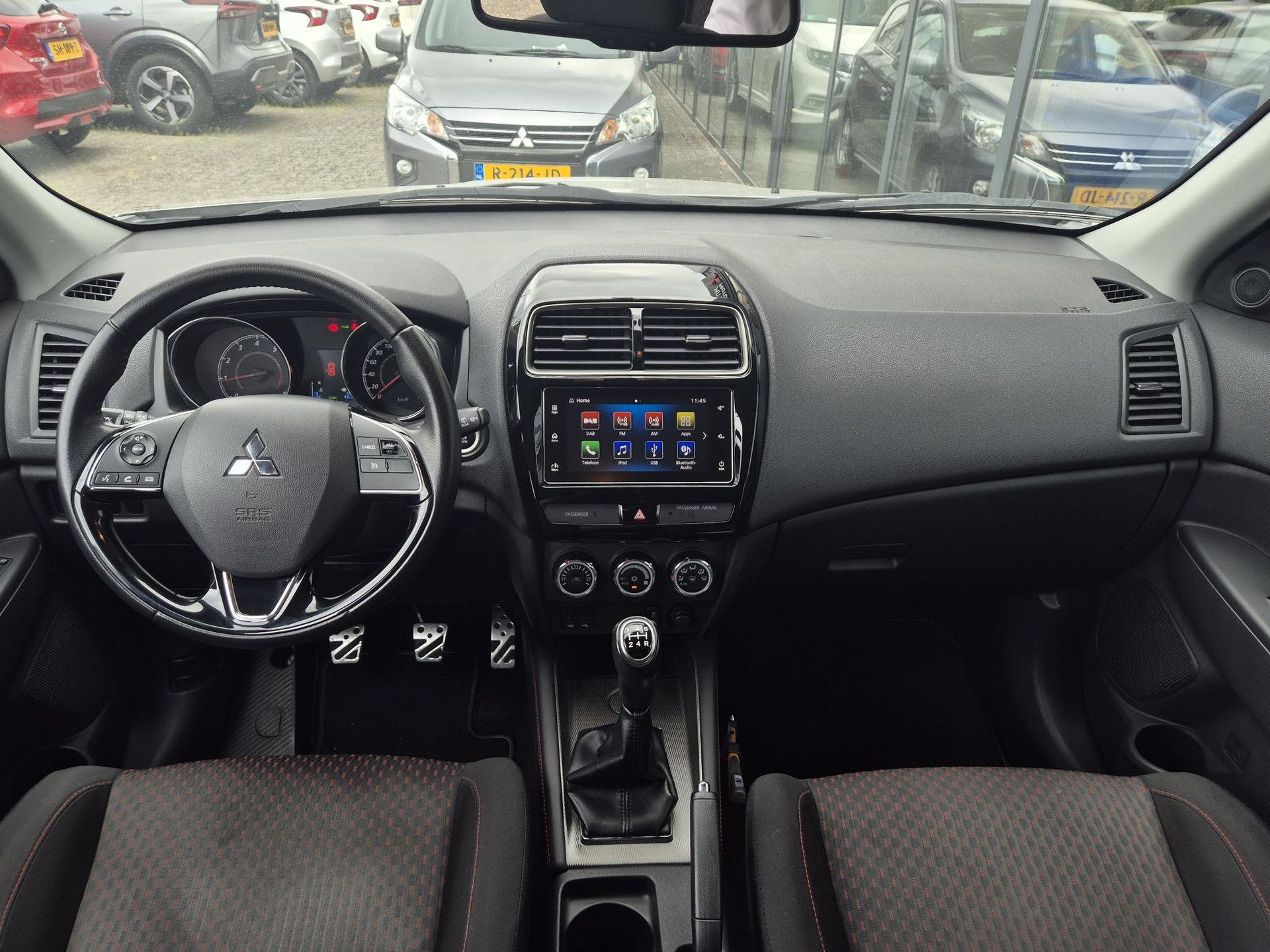 Mitsubishi ASX met kenteken RJ-837-X – interieur