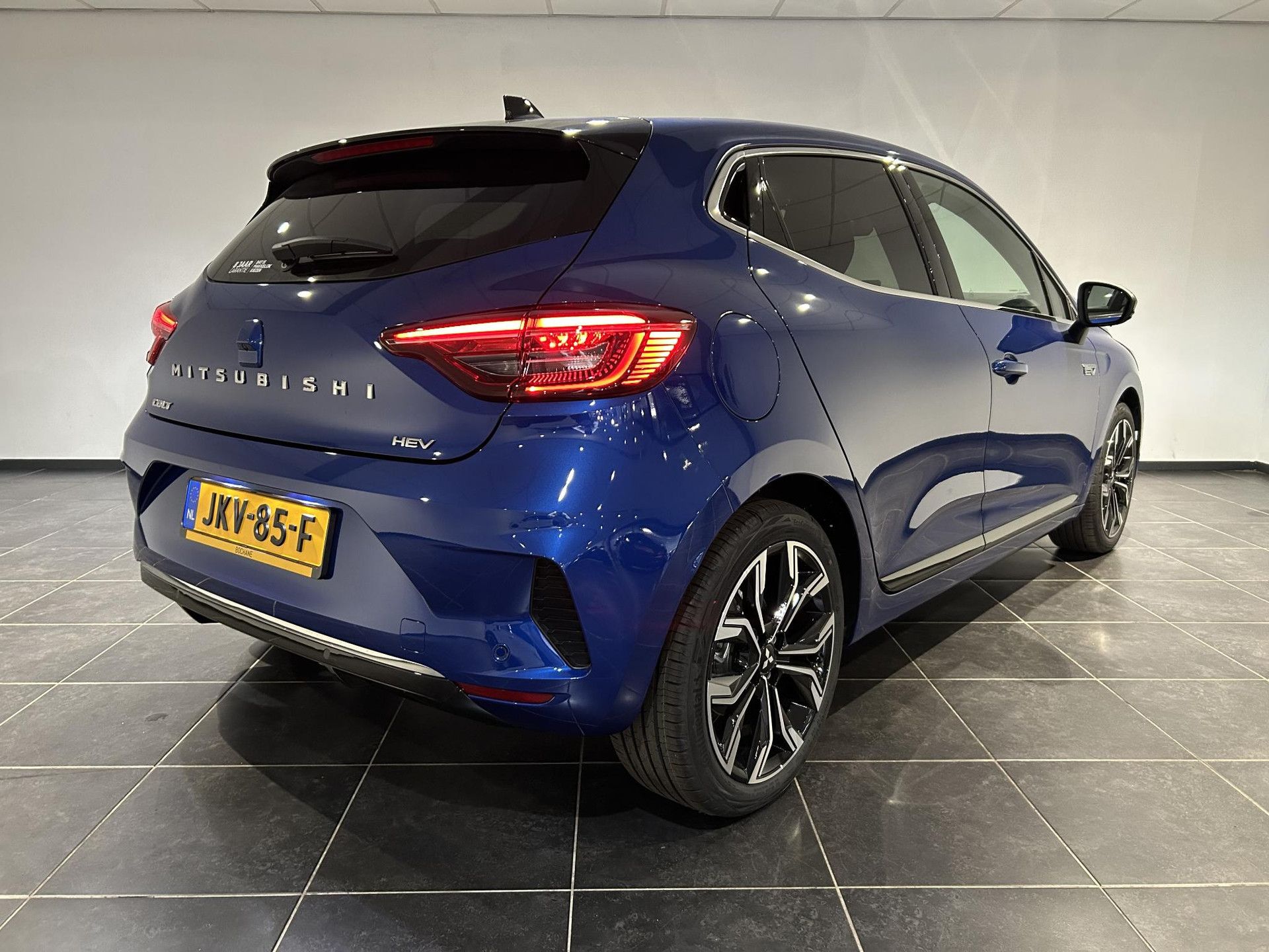 Mitsubishi Colt met kenteken JKV-85-F – achteraanzicht