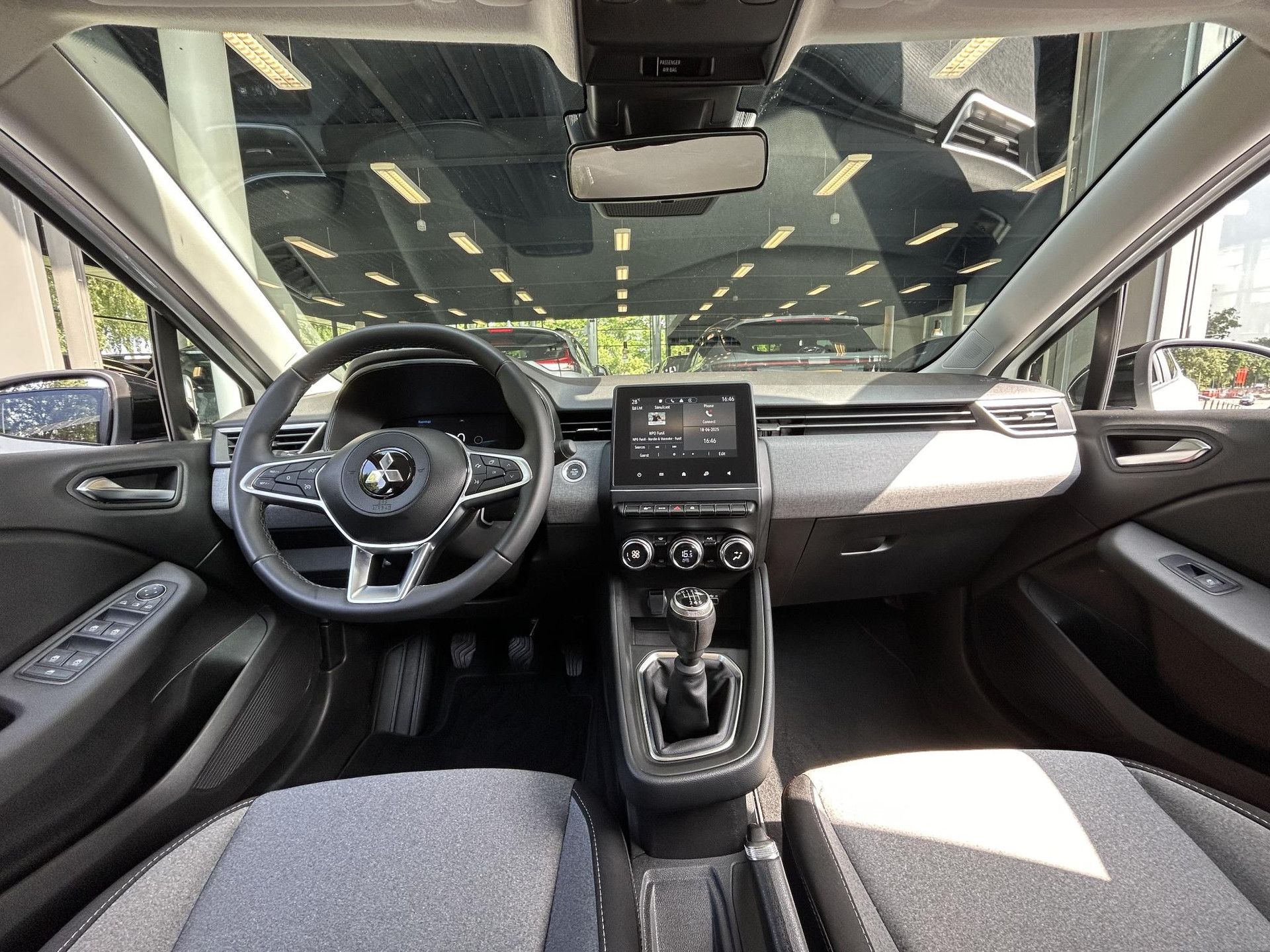 Mitsubishi Colt met kenteken Z-485-BX – interieur