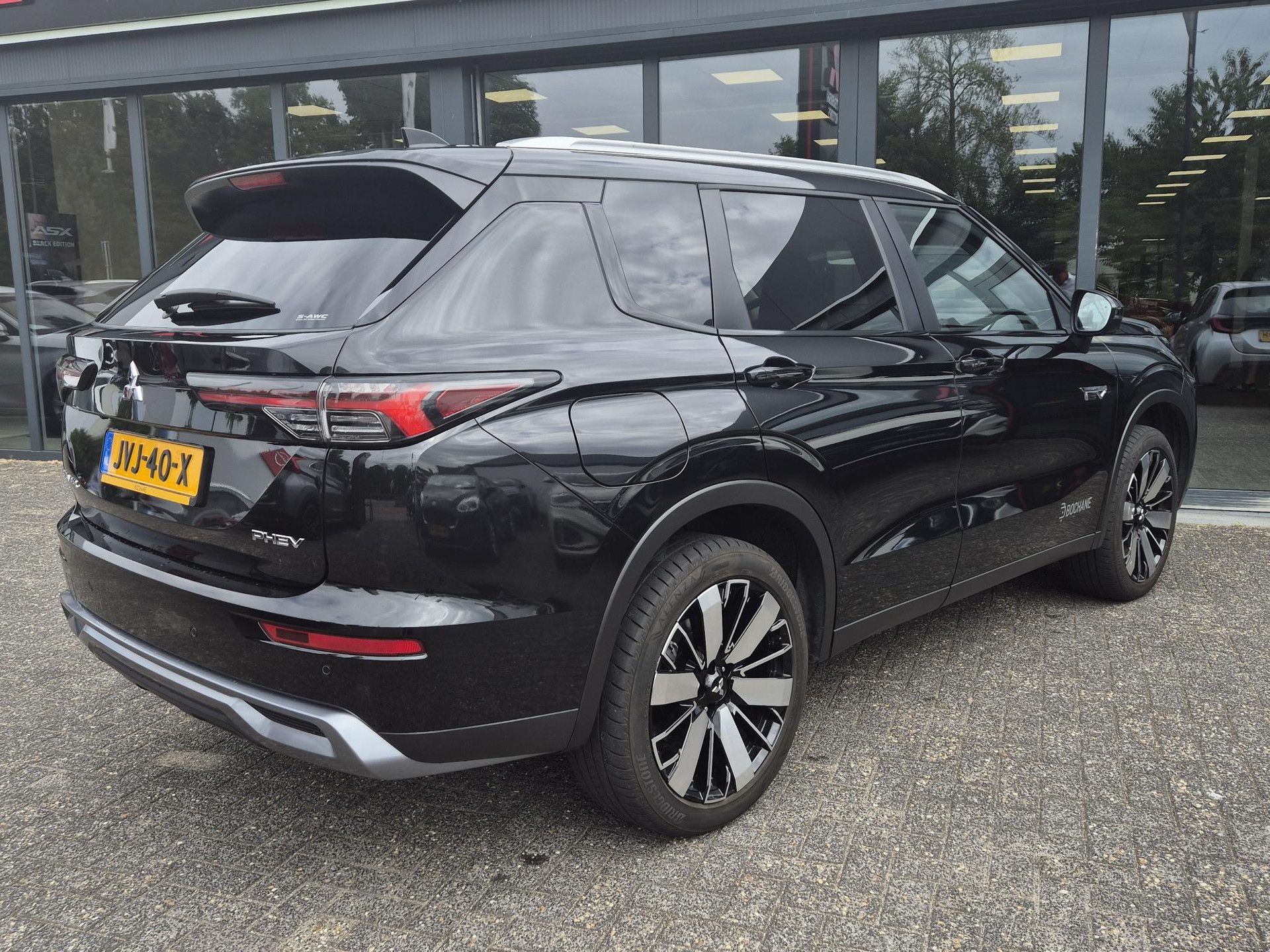Mitsubishi Outlander met kenteken JVJ-40-X – achteraanzicht