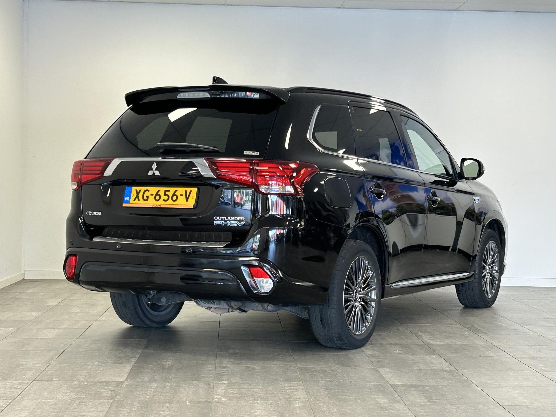 Mitsubishi Outlander met kenteken XG-656-V – achteraanzicht