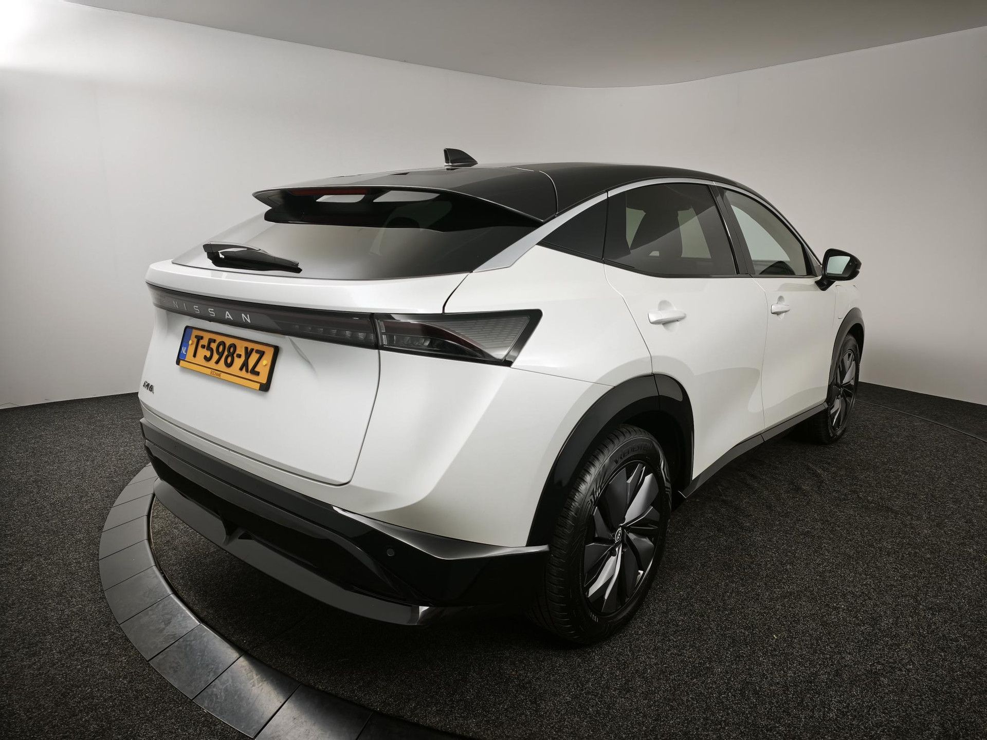 Nissan ARIYA met kenteken T-598-XZ – achteraanzicht