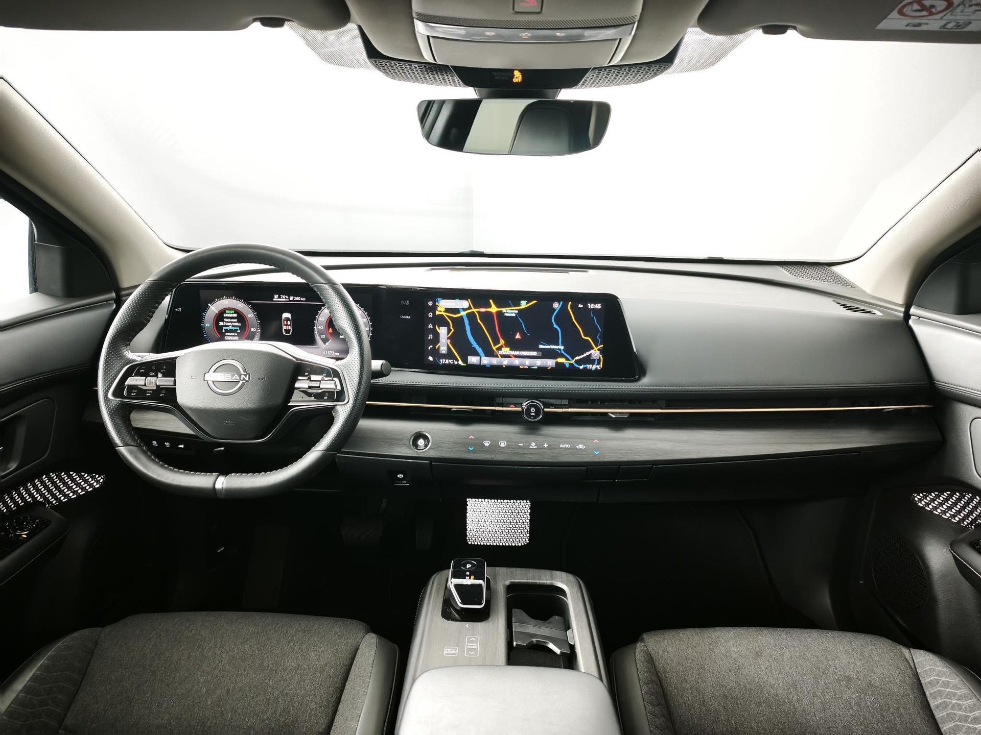 Nissan ARIYA met kenteken T-598-XZ – interieur