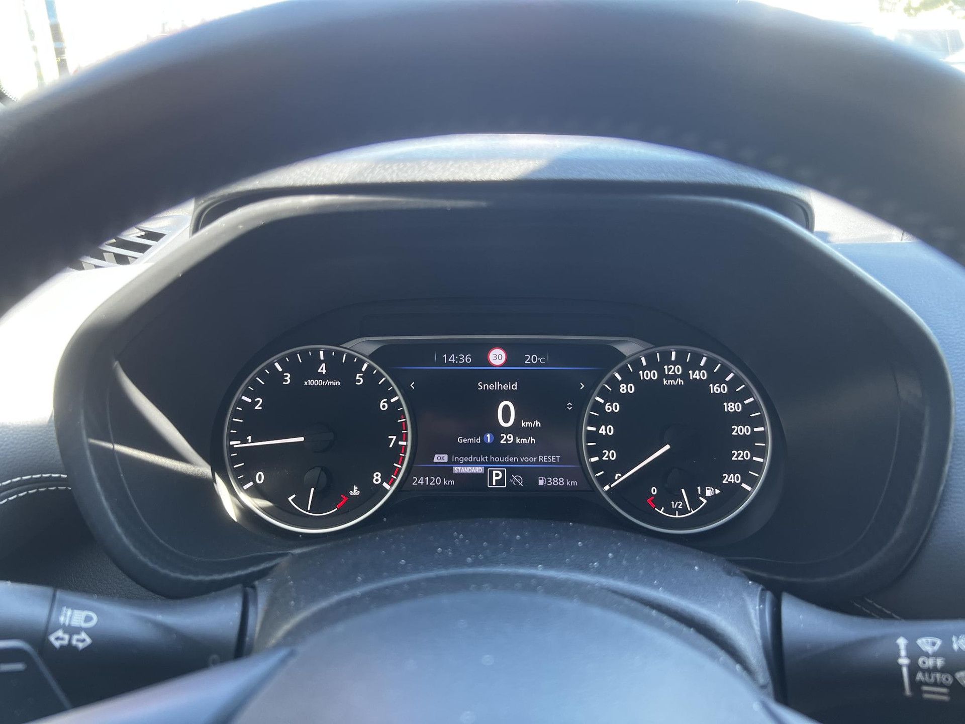 Nissan Juke met kenteken H-374-ND – dashboard