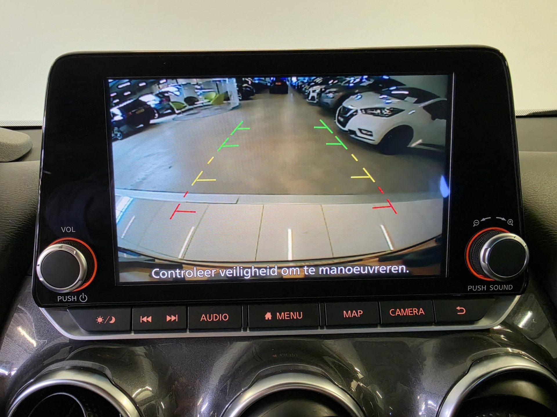Nissan Juke met kenteken X-689-GZ – interieur