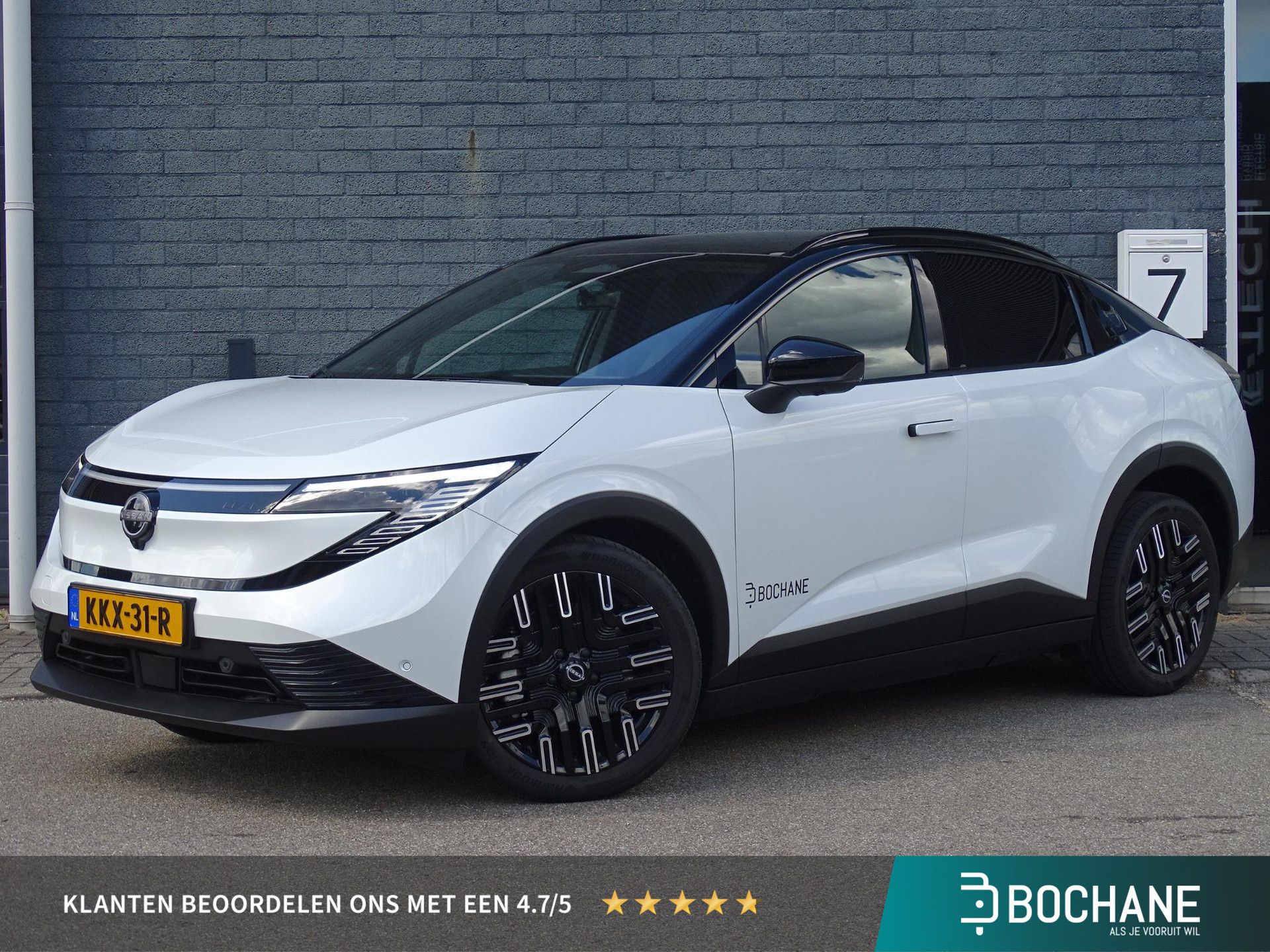 Nissan Leaf met kenteken KKX-31-R – vooraanzicht