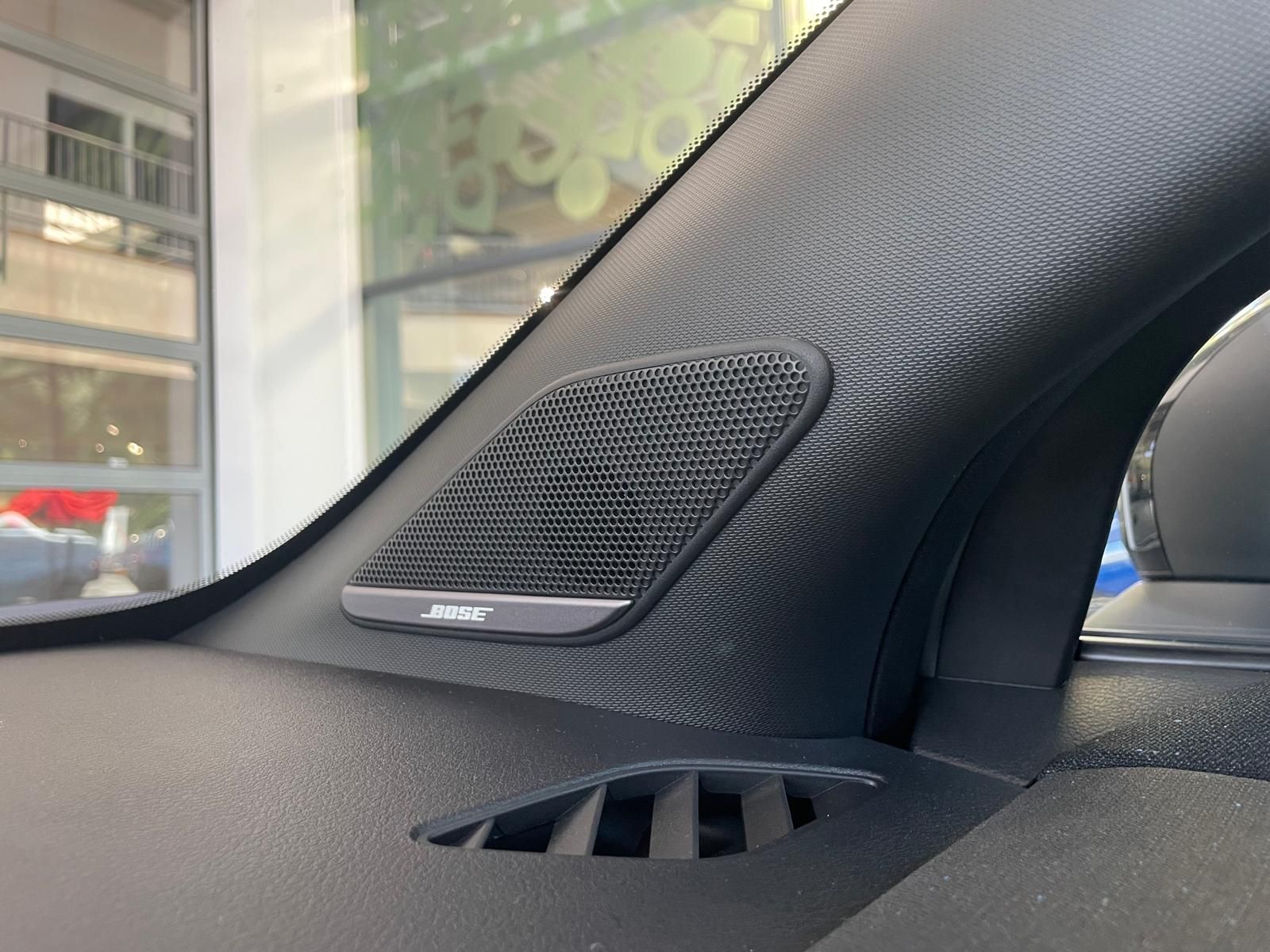 Nissan Leaf met kenteken KLG-14-V – achteraanzicht