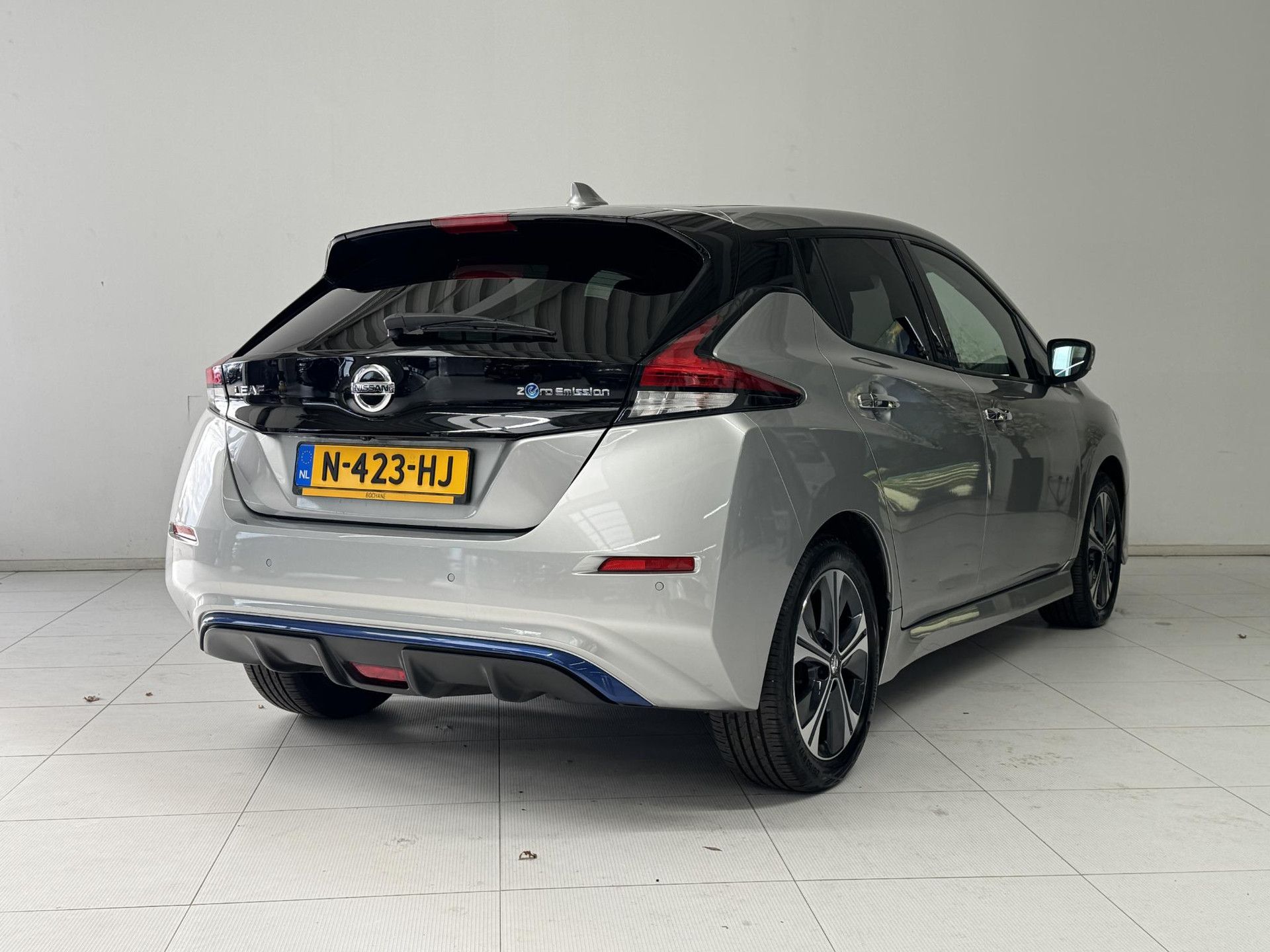 Nissan Leaf met kenteken N-423-HJ – achteraanzicht