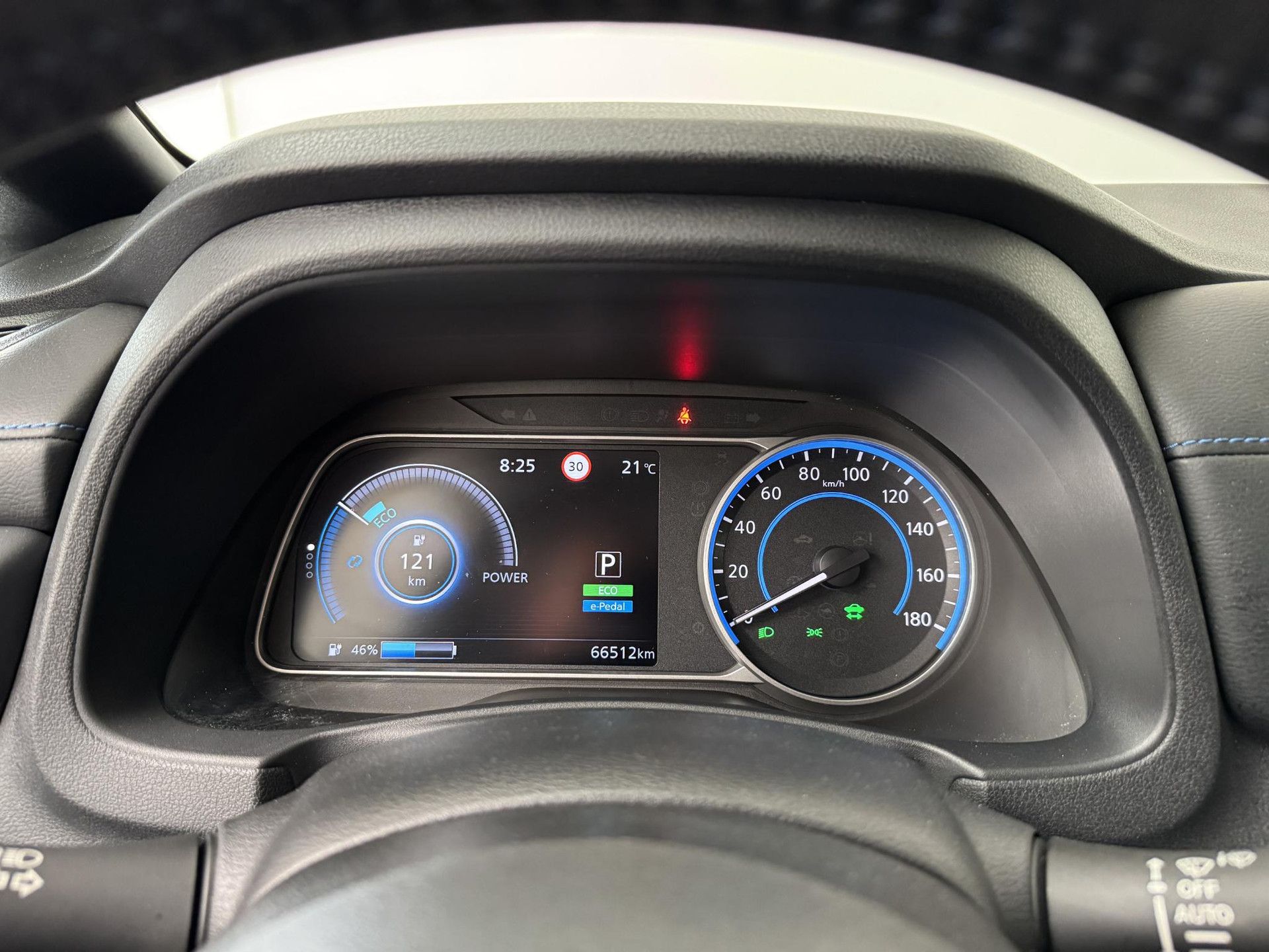 Nissan Leaf met kenteken N-423-HJ – dashboard