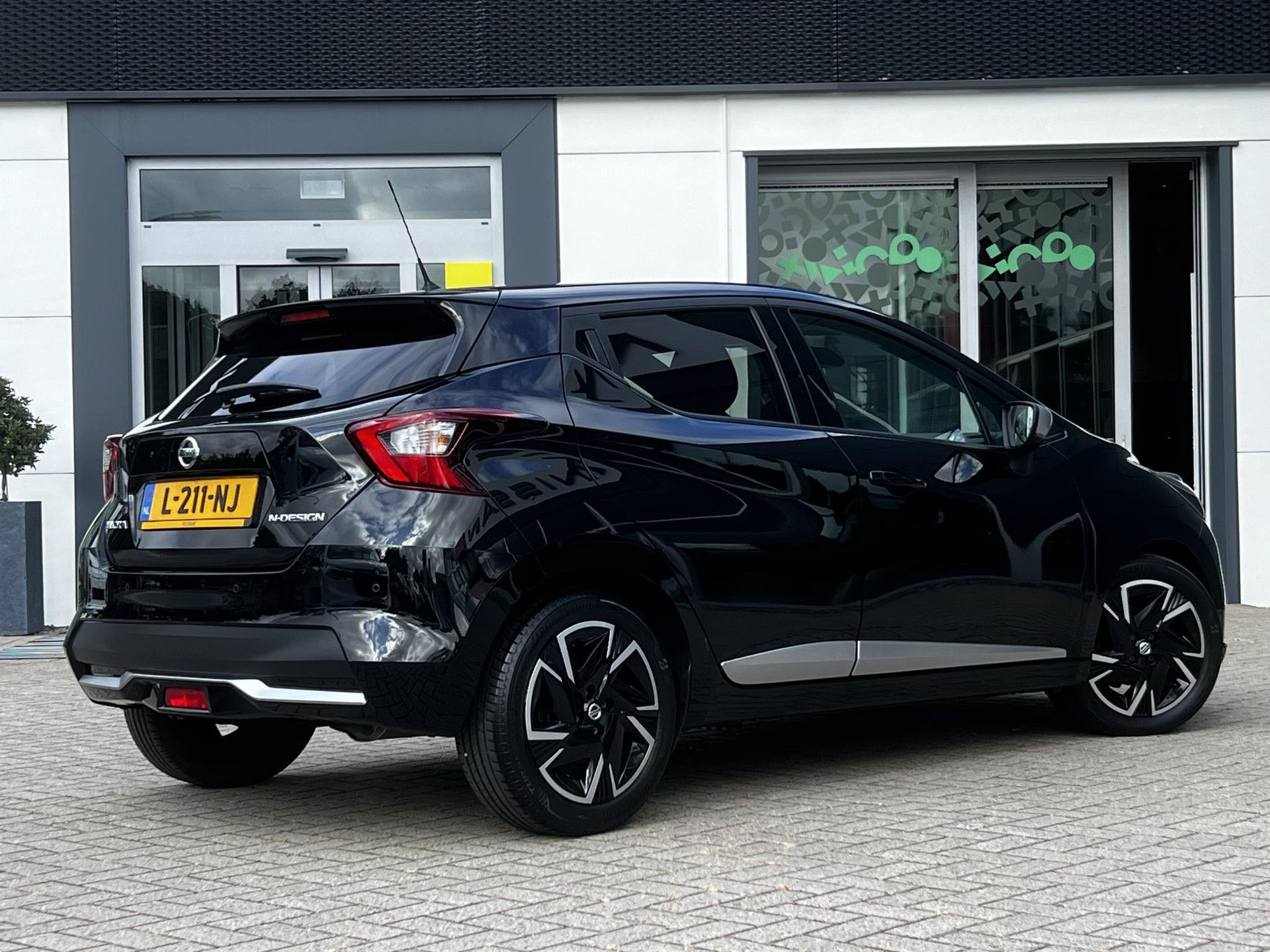 Nissan Micra met kenteken L-211-NJ – achteraanzicht