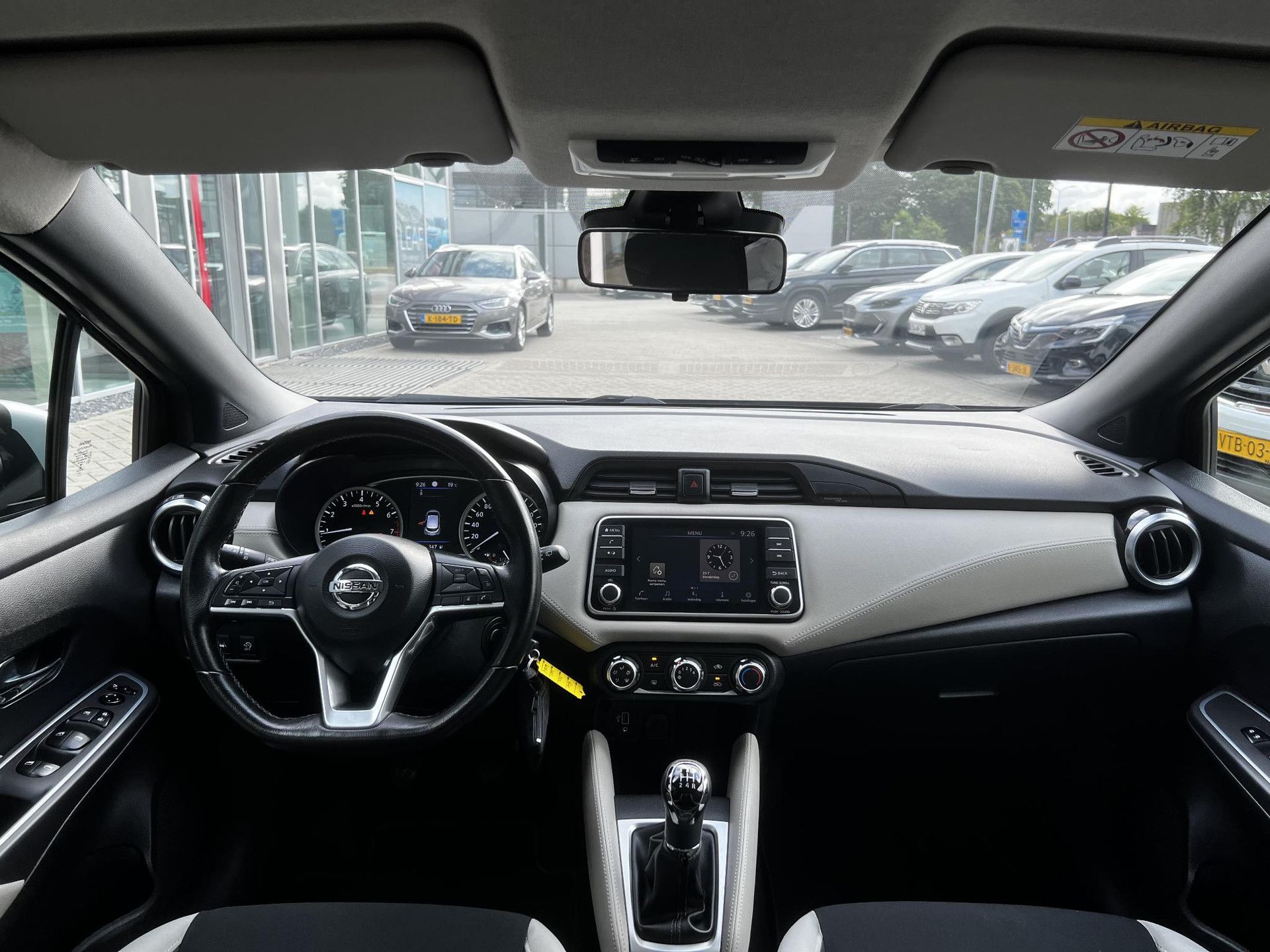 Nissan Micra met kenteken L-211-NJ – interieur