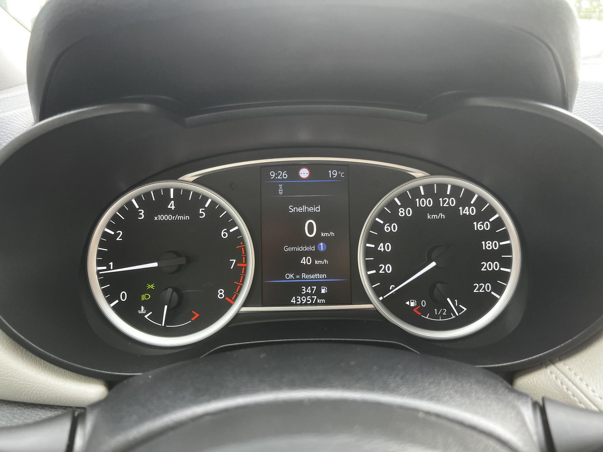 Nissan Micra met kenteken L-211-NJ – dashboard