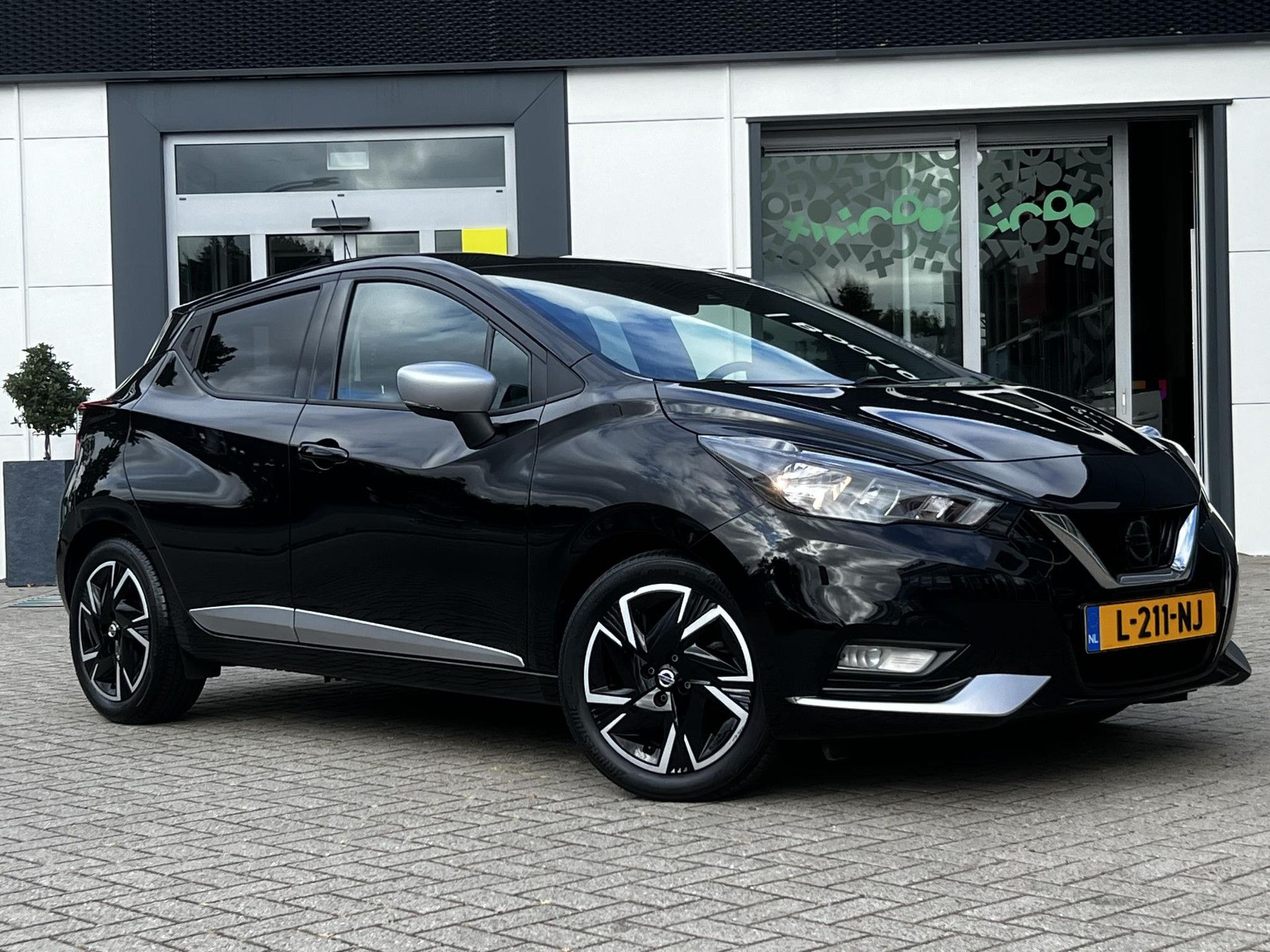Nissan Micra met kenteken L-211-NJ – detailfoto