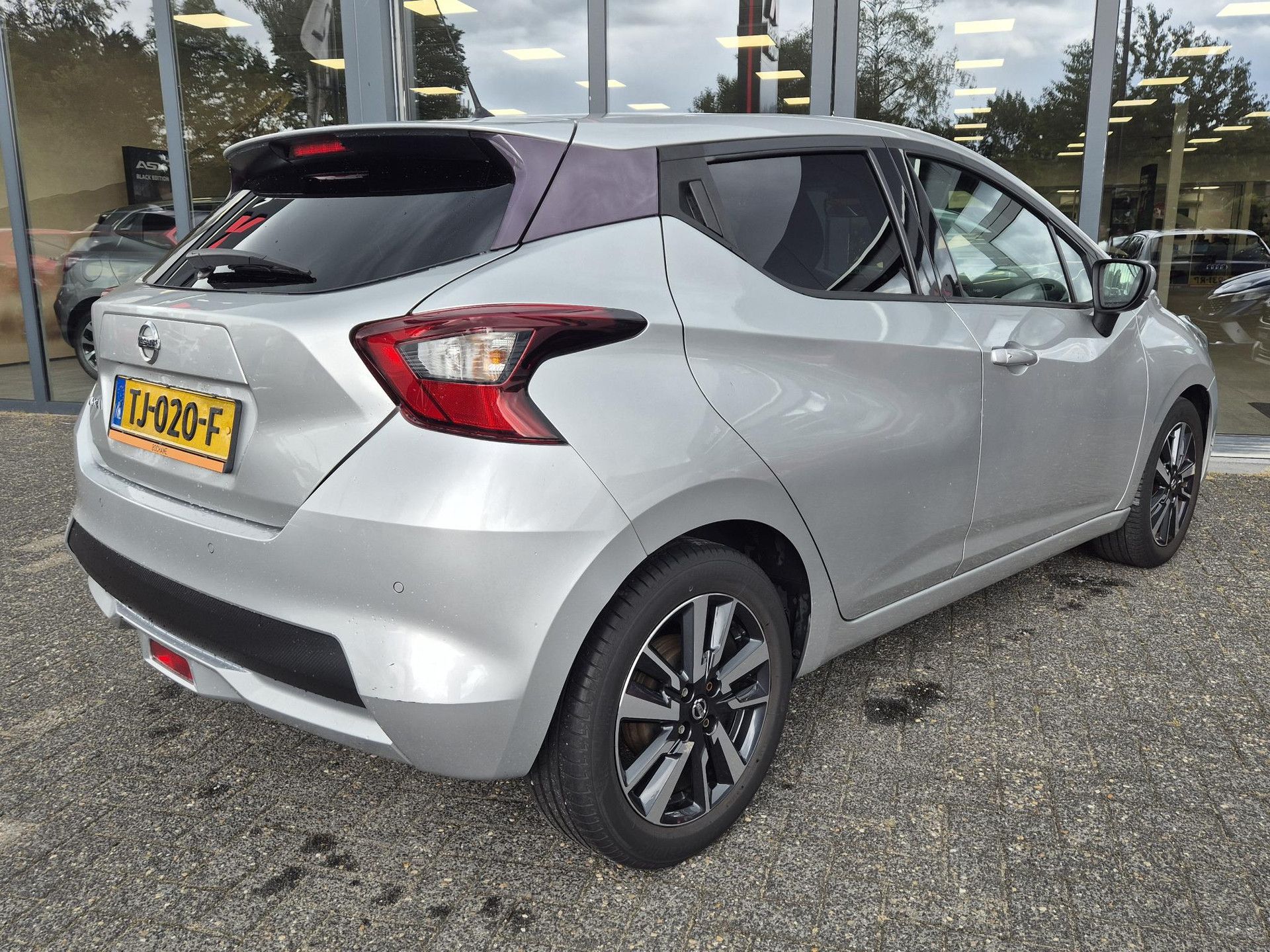Nissan Micra met kenteken TJ-020-F – achteraanzicht