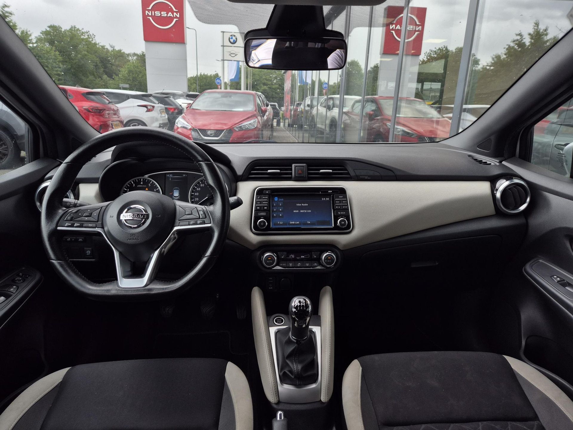 Nissan Micra met kenteken TJ-020-F – interieur