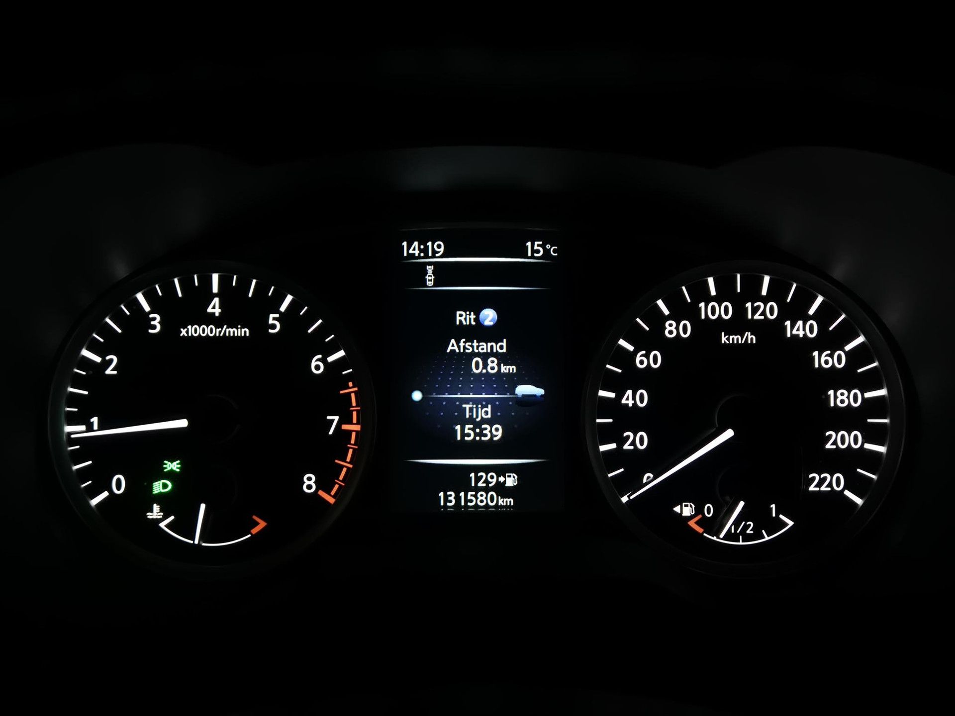 Nissan Micra met kenteken TJ-020-F – dashboard