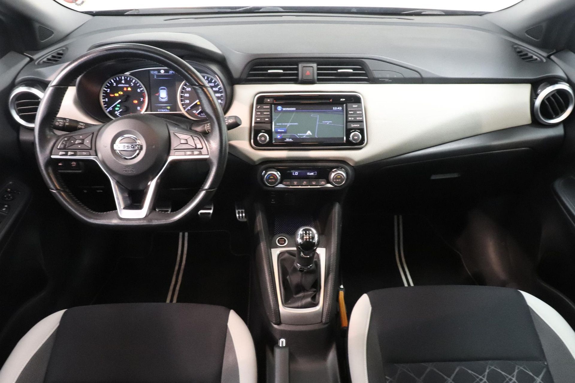 Nissan Micra met kenteken ZL-814-T – interieur