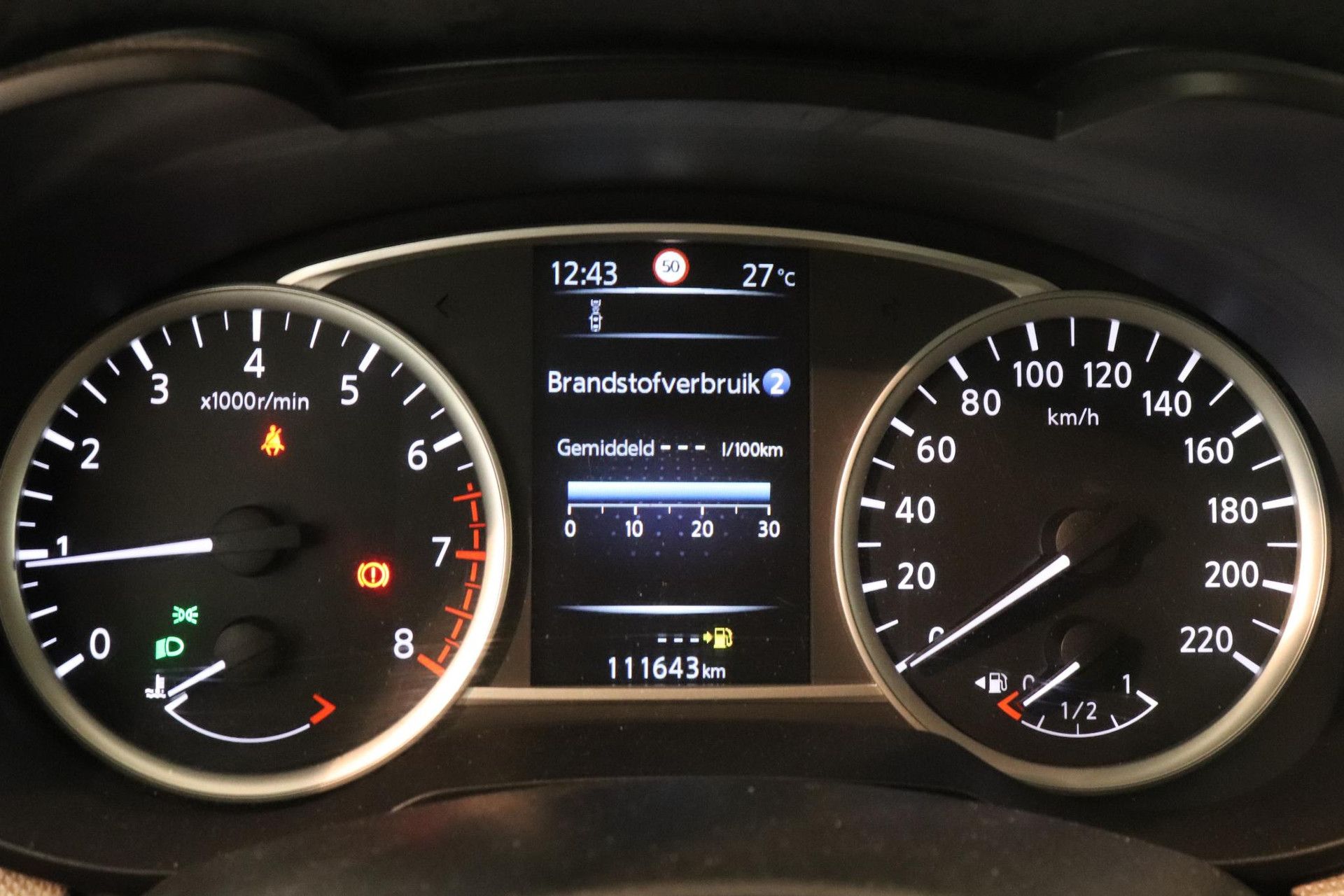 Nissan Micra met kenteken ZL-814-T – dashboard