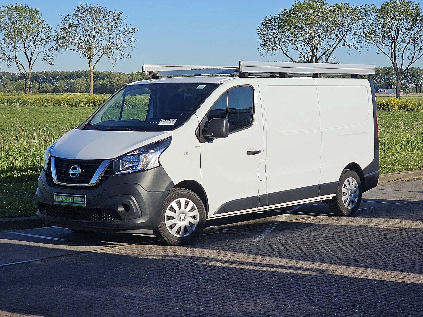 Nissan NV – achteraanzicht