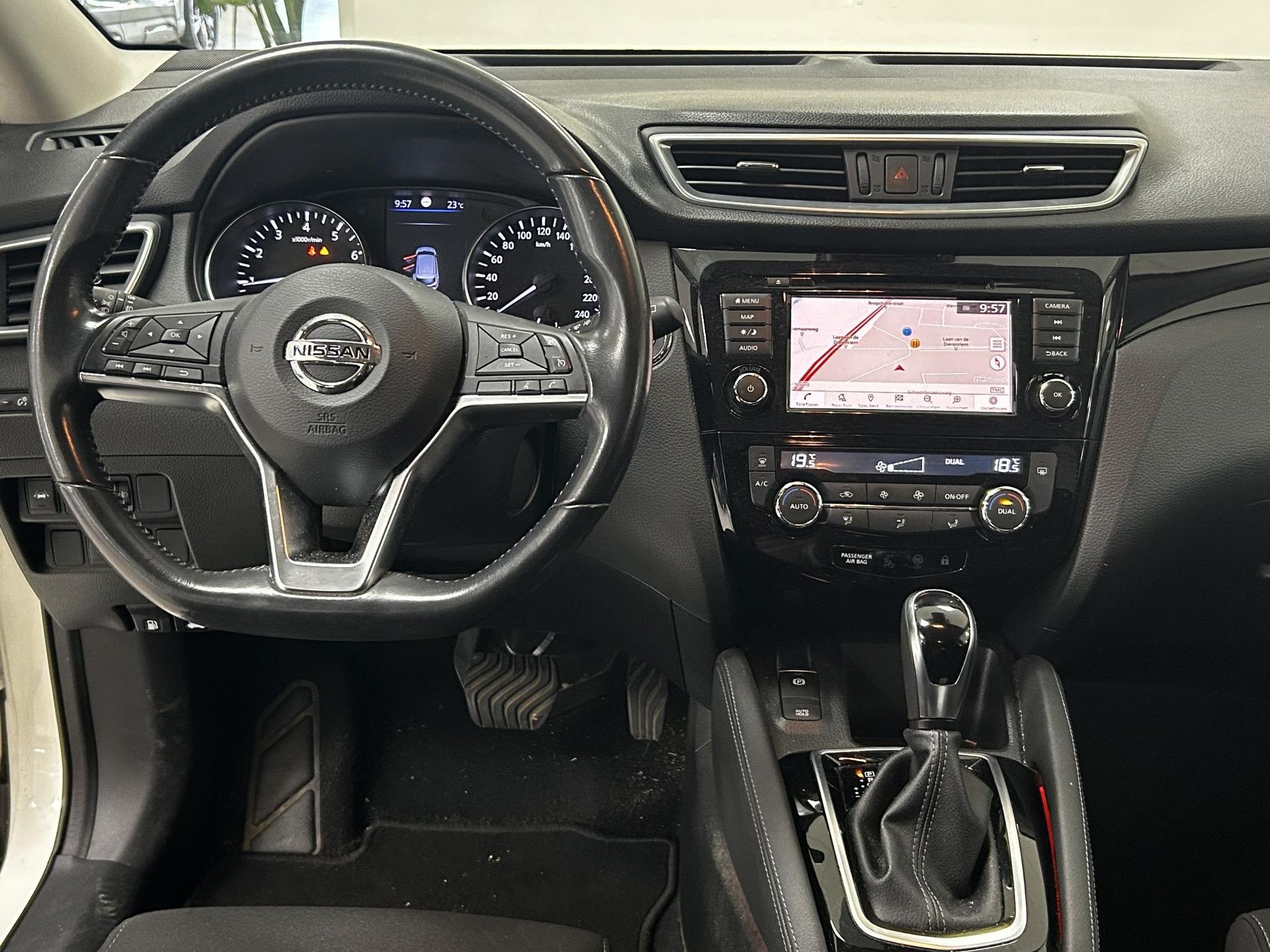 Nissan QASHQAI met kenteken J-521-RS – interieur