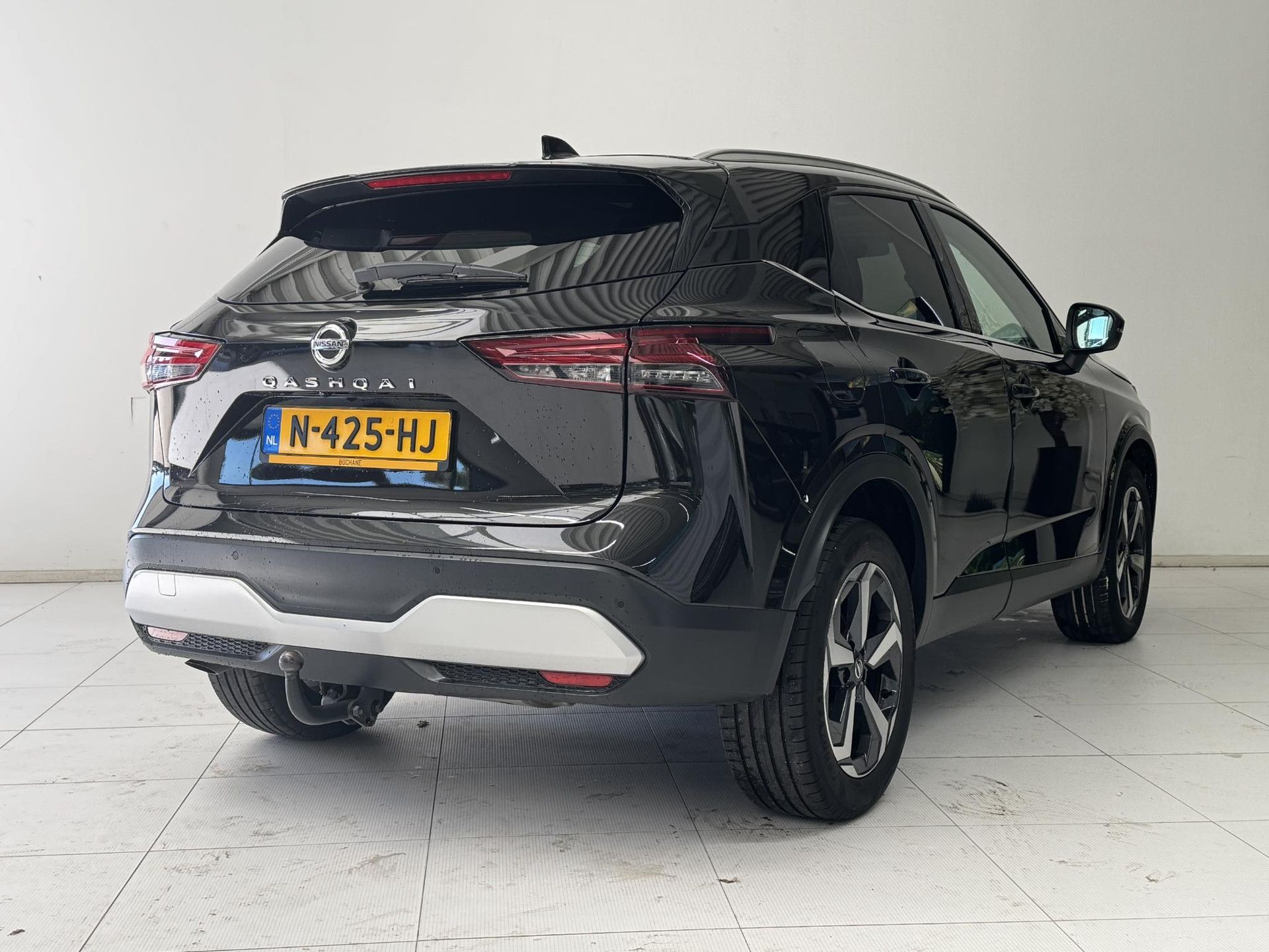 Nissan QASHQAI met kenteken N-425-HJ – achteraanzicht
