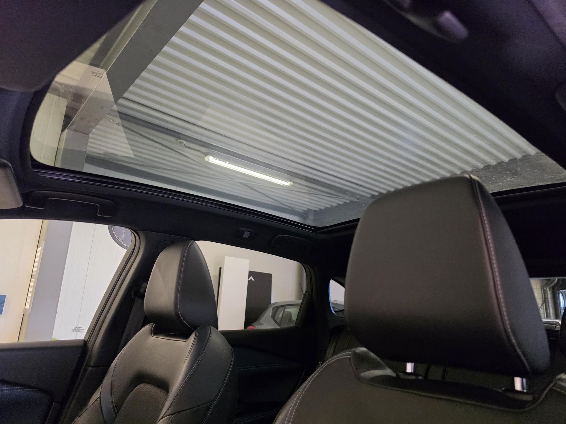 Nissan QASHQAI met kenteken P-002-NB – interieur