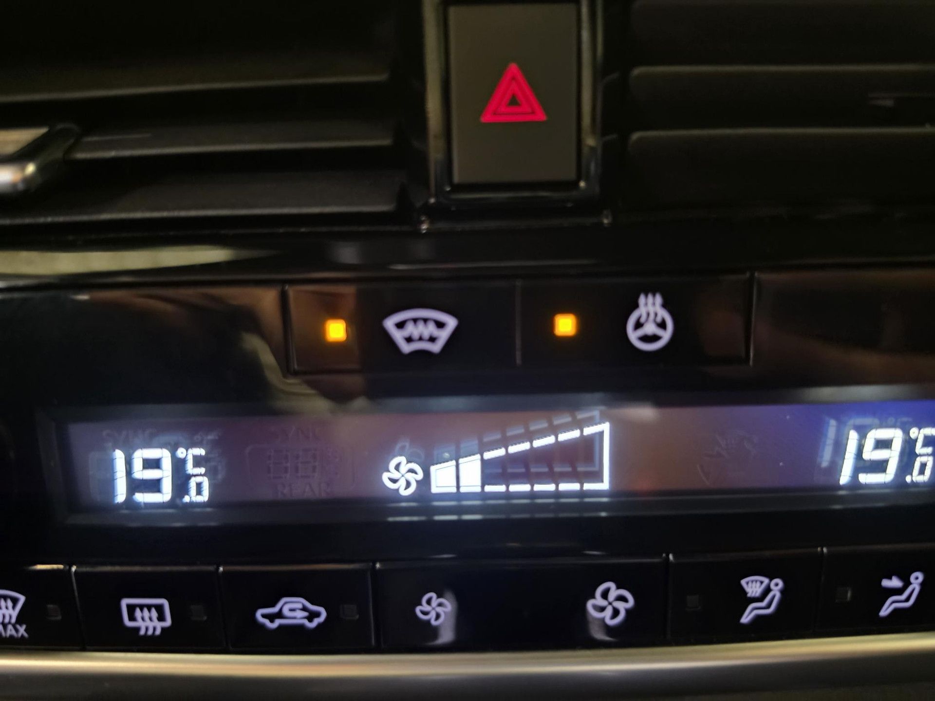 Nissan QASHQAI met kenteken P-002-NB – dashboard