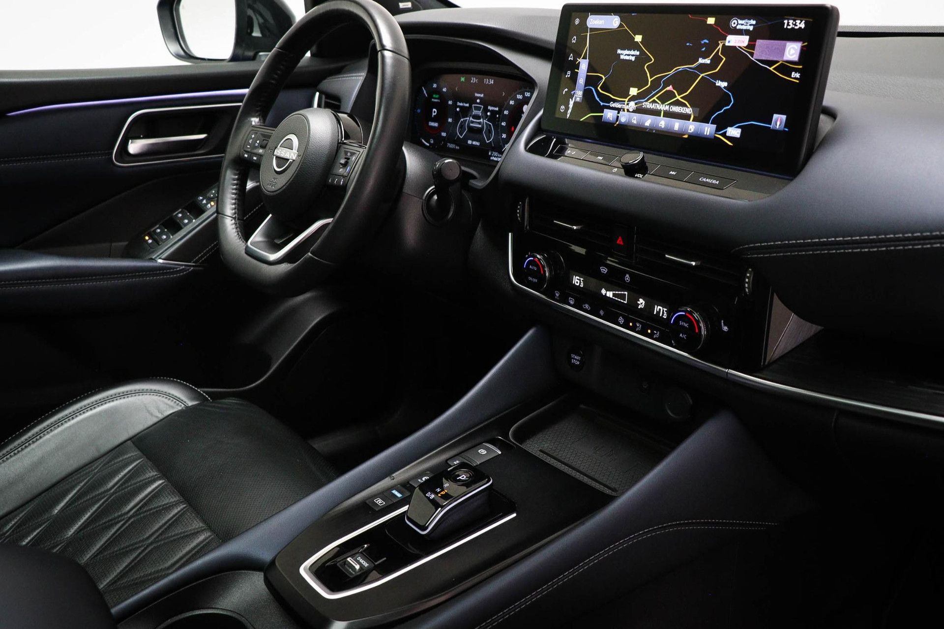 Nissan QASHQAI met kenteken S-564-ZD – interieur