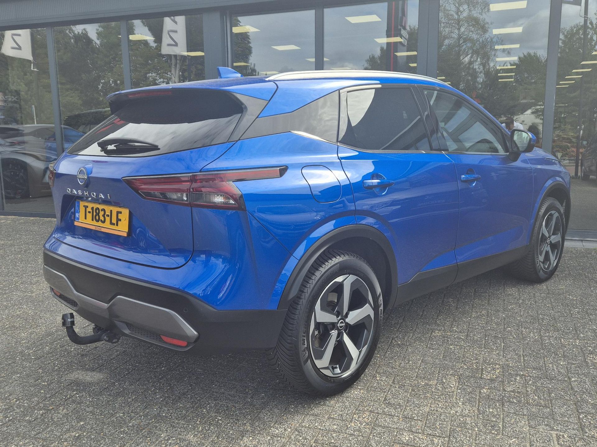 Nissan QASHQAI met kenteken T-183-LF – achteraanzicht